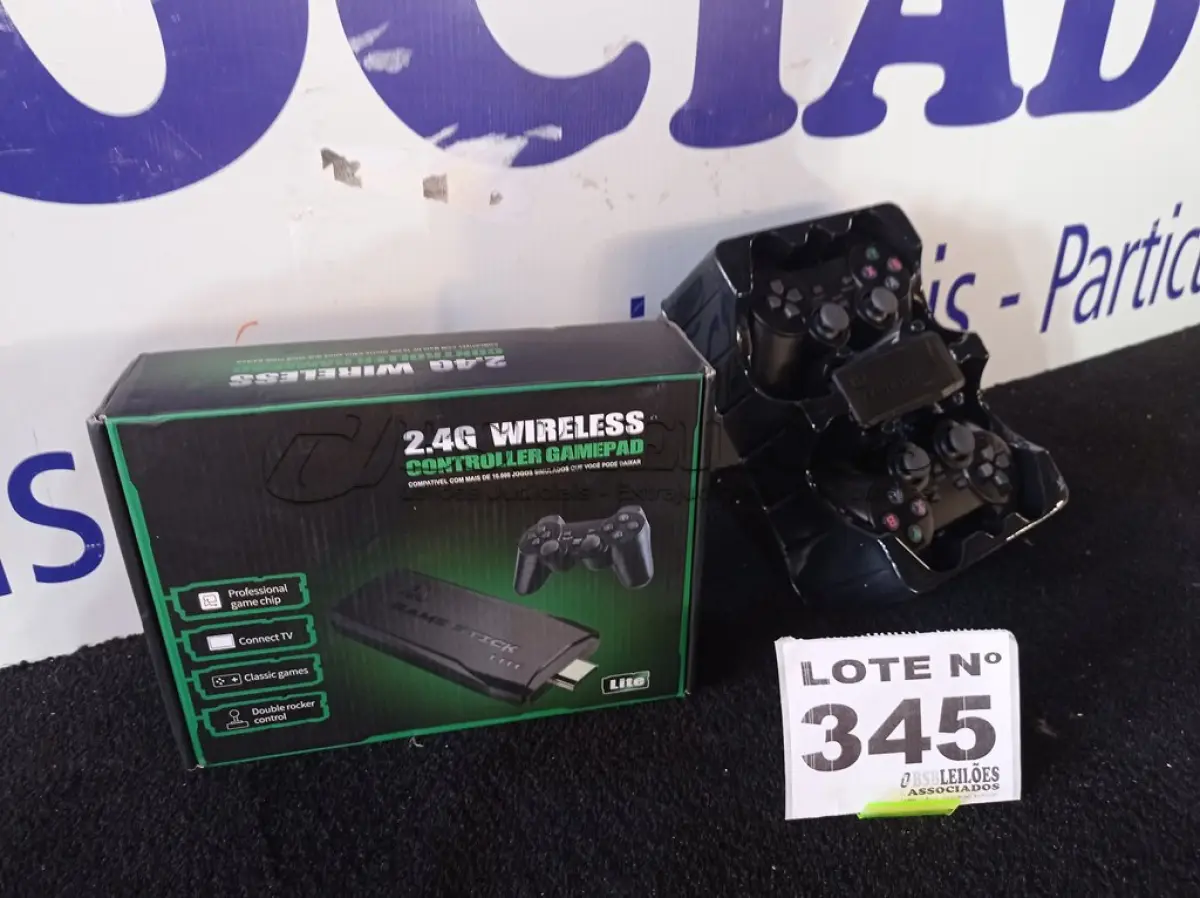 LOTE 345 - 01 - VÍDEO GAME STICK LITE COM 10.000 MIL JOGOS + 2 CONTROLES SEM FIO (NO ESTADO, NÃO SABEMOS SE FUNCIONA. LEILÃO NÃO TEM GARANTIA E NEM DEVOLUÇÃO, SUJEITO A POSSÍVEIS AVARIAS VISÍVEIS/OCULTAS E/OU AUSÊNCIA DE COMPONENTES)
