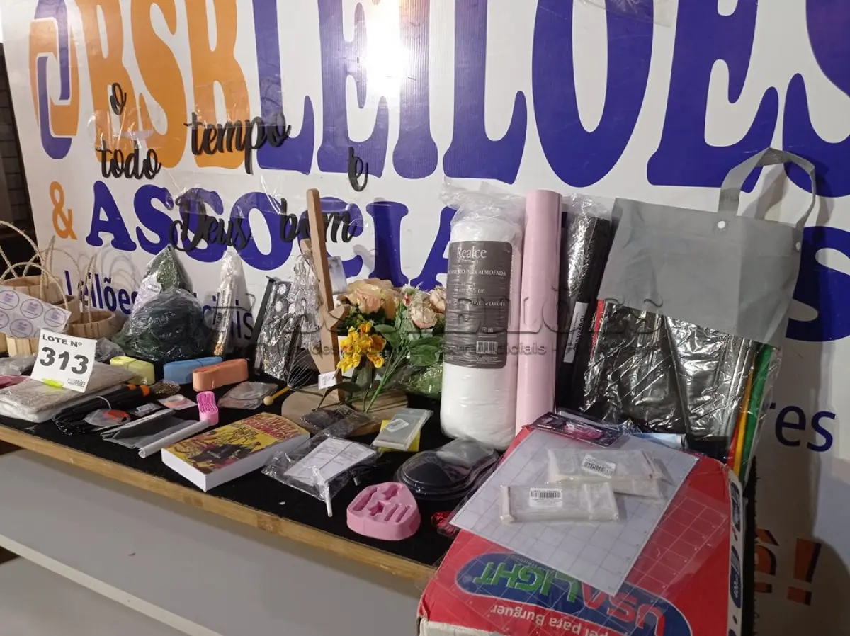 LOTE 313 - 70 – ITENS PAPELARIA E DECORAÇÃO DIVERSOS (APROXIMADAMENTE) (NO ESTADO, NÃO SABEMOS SE FUNCIONA. LEILÃO NÃO TEM GARANTIA E NEM DEVOLUÇÃO, SUJEITO A POSSÍVEIS AVARIAS VISÍVEIS/OCULTAS E/OU AUSÊNCIA DE COMPONENTES)