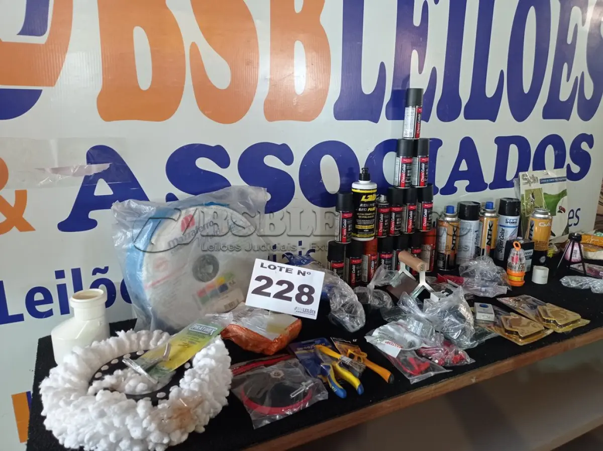 LOTE 228 - 62 - ITENS DE FERRAGISTA (APROXIMADAMENTE) (NO ESTADO, NÃO SABEMOS SE FUNCIONA. LEILÃO NÃO TEM GARANTIA E NEM DEVOLUÇÃO, SUJEITO A POSSÍVEIS AVARIAS VISÍVEIS/OCULTAS E/OU AUSÊNCIA DE COMPONENTES)