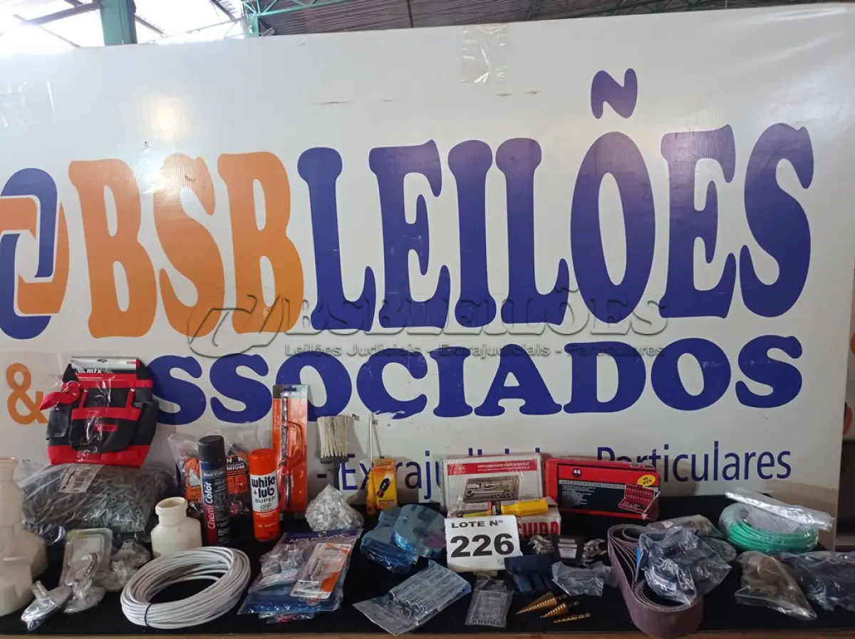 LOTE 226 - 50 – ITENS DE FERRAGISTA  (APROXIMADAMENTE)(NO ESTADO, NÃO SABEMOS SE FUNCIONA. LEILÃO NÃO TEM GARANTIA E NEM DEVOLUÇÃO, SUJEITO A POSSÍVEIS AVARIAS VISÍVEIS/OCULTAS E/OU AUSÊNCIA DE COMPONENTES)