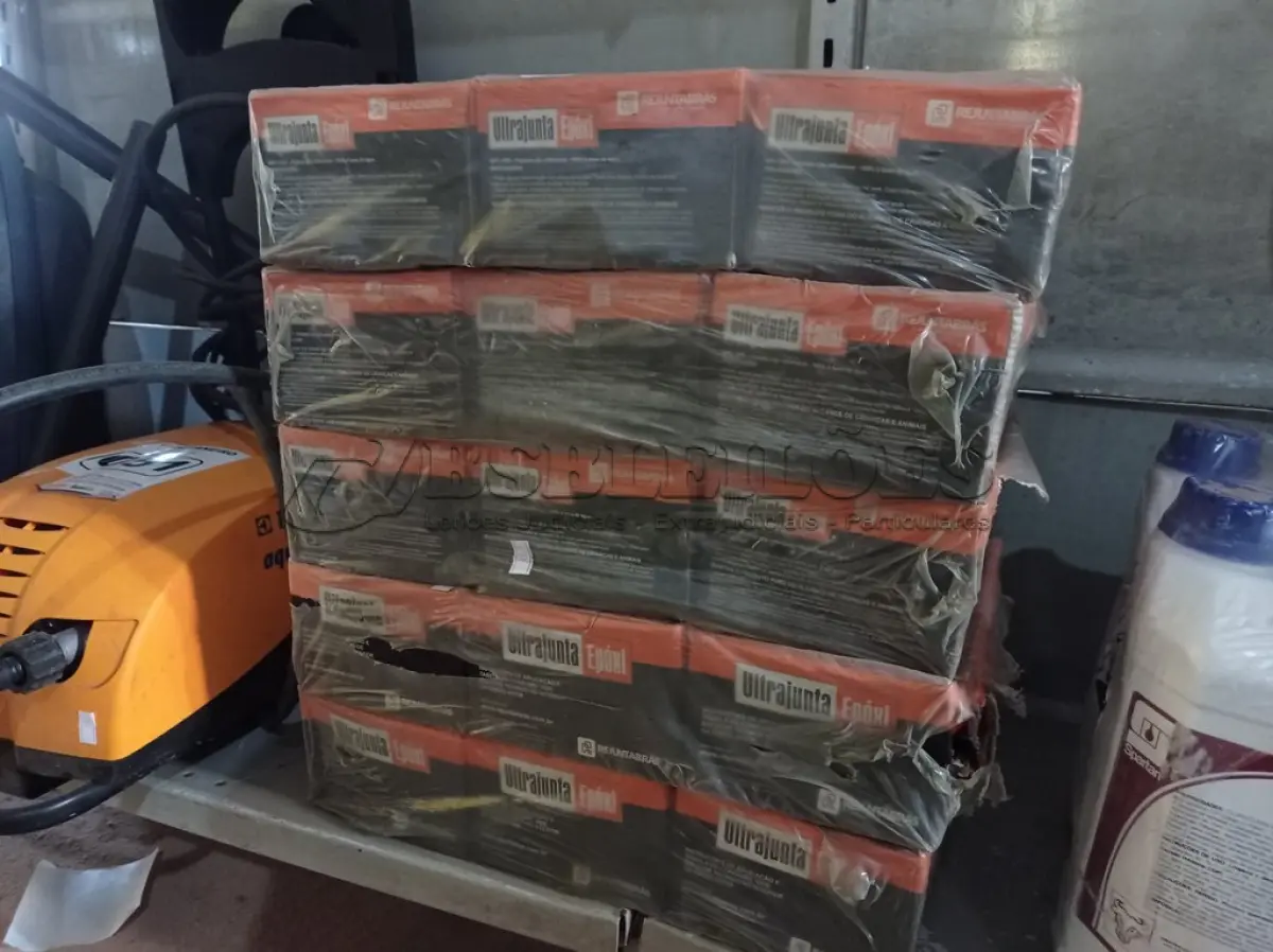 LOTE 052 - 15 CAIXAS DE REJUNTE EPÓXI 1,5KG. (NO ESTADO) ATENÇÃO! FAZER A VISITAÇÃO ANTES DE ARREMATAR, NÃO SABEMOS SE FUNCIONA. LEILÃO NÃO TEM GARANTIA E NEM DEVOLUÇÃO, SUJEITO A POSSÍVEIS AVARIAS VISÍVEIS/OCULTAS E/OU AUSÊNCIA DE COMPONENTES.