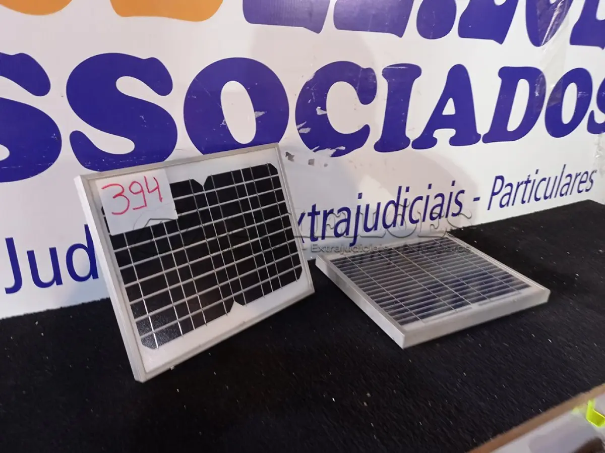 LOTE 394 - 02 PAINÉIS SOLARES 18V 10W. (NO ESTADO) ATENÇÃO! FAZER A VISITAÇÃO ANTES DE ARREMATAR, NÃO SABEMOS SE FUNCIONA. LEILÃO NÃO TEM GARANTIA E NEM DEVOLUÇÃO, SUJEITO A POSSÍVEIS AVARIAS VISÍVEIS/OCULTAS E/OU AUSÊNCIA DE COMPONENTES.