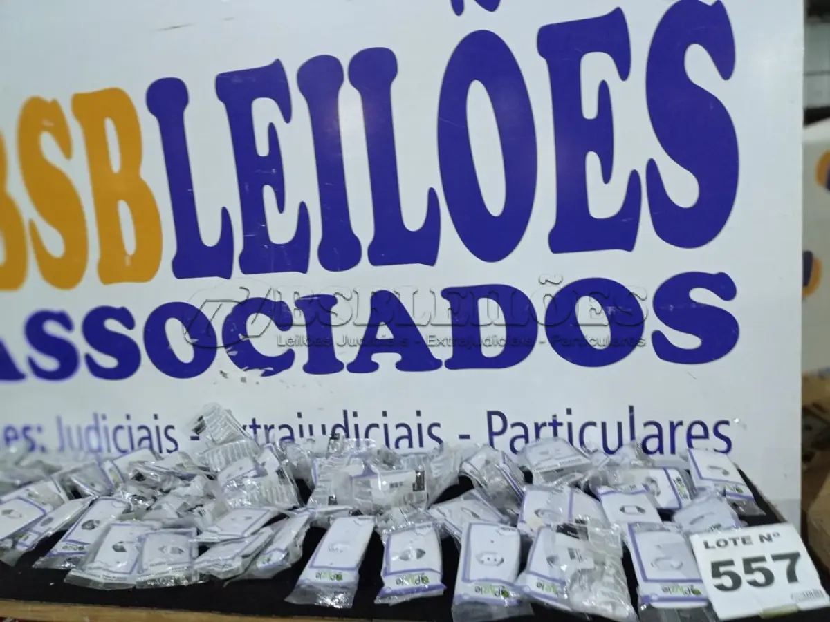 LOTE 557 - 61 – TOMADAS ELÉTRICAS (APROXIMADAMENTE)(NO ESTADO, NÃO SABEMOS SE FUNCIONA. LEILÃO NÃO TEM GARANTIA E NEM DEVOLUÇÃO, SUJEITO A POSSÍVEIS AVARIAS VISÍVEIS/OCULTAS E/OU AUSÊNCIA DE COMPONENTES)