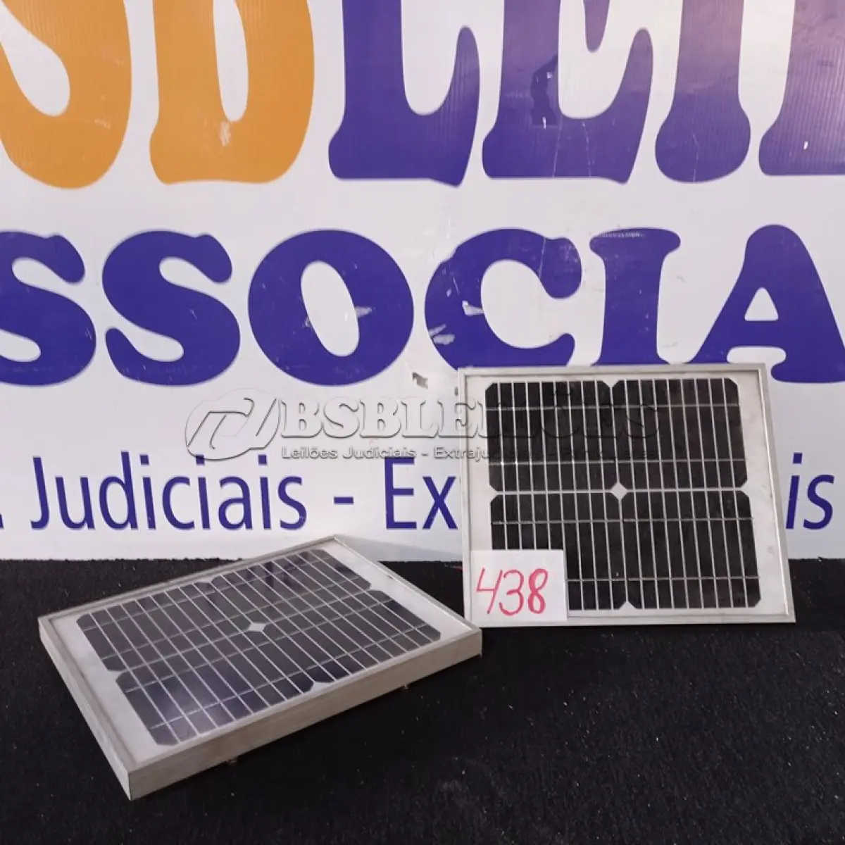 LOTE 438 - 02 PAINÉIS SOLARES 18V 10W. (NO ESTADO) ATENÇÃO! FAZER A VISITAÇÃO ANTES DE ARREMATAR, NÃO SABEMOS SE FUNCIONA. LEILÃO NÃO TEM GARANTIA E NEM DEVOLUÇÃO, SUJEITO A POSSÍVEIS AVARIAS VISÍVEIS/OCULTAS E/OU AUSÊNCIA DE COMPONENTES.