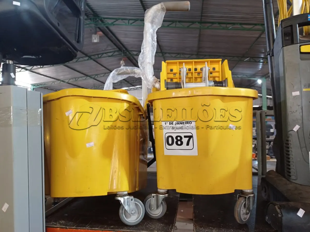 LOTE 087 - 02 CARRINHOS DE LIMPEZA. (NO ESTADO) ATENÇÃO! FAZER A VISITAÇÃO ANTES DE ARREMATAR, NÃO SABEMOS SE FUNCIONA. LEILÃO NÃO TEM GARANTIA E NEM DEVOLUÇÃO, SUJEITO A POSSÍVEIS AVARIAS VISÍVEIS/OCULTAS E/OU AUSÊNCIA DE COMPONENTES.
