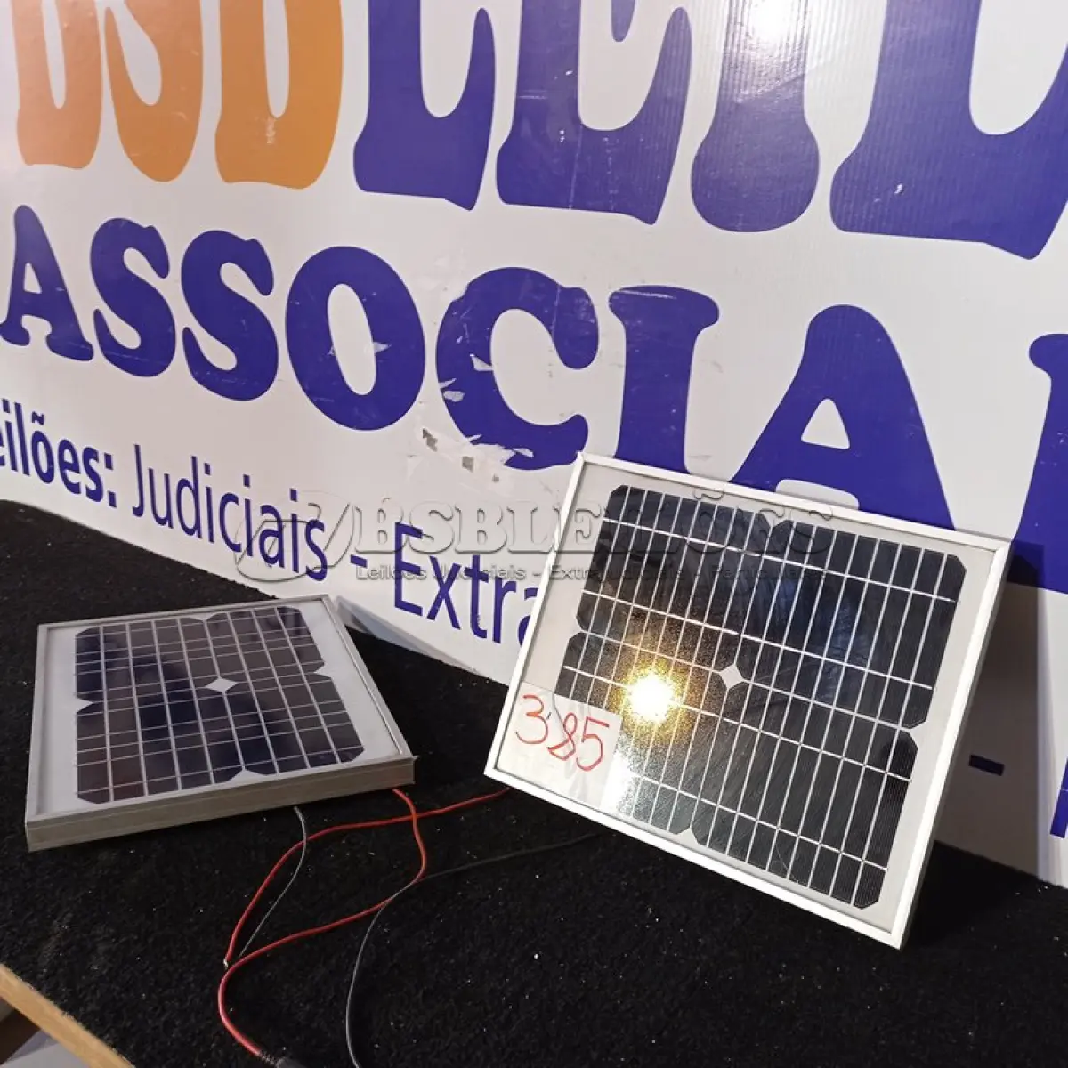 LOTE 385 - 02 PAINÉIS SOLARES 18V 10W. (NO ESTADO) ATENÇÃO! FAZER A VISITAÇÃO ANTES DE ARREMATAR, NÃO SABEMOS SE FUNCIONA. LEILÃO NÃO TEM GARANTIA E NEM DEVOLUÇÃO, SUJEITO A POSSÍVEIS AVARIAS VISÍVEIS/OCULTAS E/OU AUSÊNCIA DE COMPONENTES.