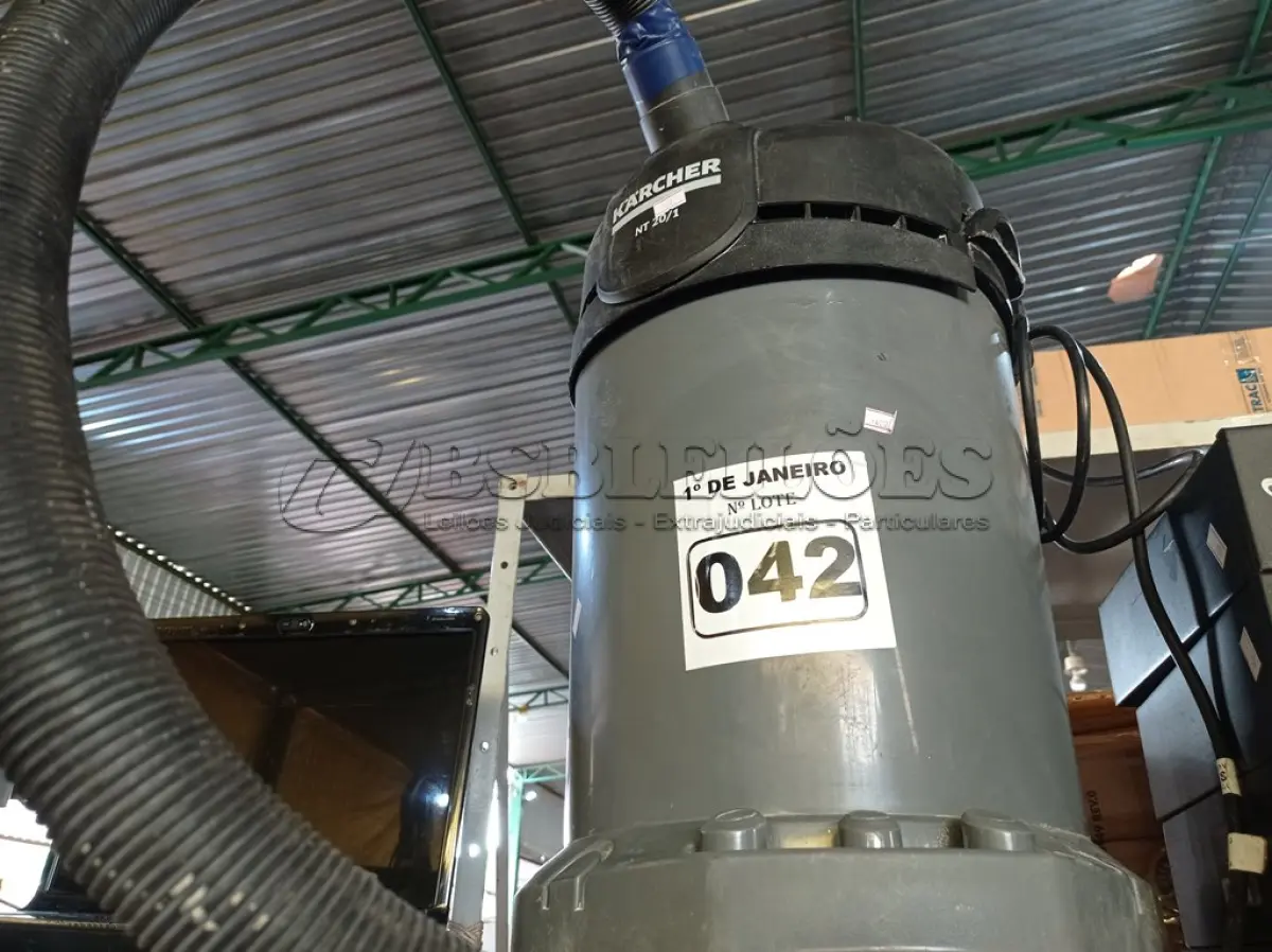 LOTE 042 - 01 ASPIRADOR DE PÓ MARCA KARCHER NT 20/1 220V. (NO ESTADO) ATENÇÃO! FAZER A VISITAÇÃO ANTES DE ARREMATAR, NÃO SABEMOS SE FUNCIONA. LEILÃO NÃO TEM GARANTIA E NEM DEVOLUÇÃO, SUJEITO A POSSÍVEIS AVARIAS VISÍVEIS/OCULTAS E/OU AUSÊNCIA DE COMPONENTES.