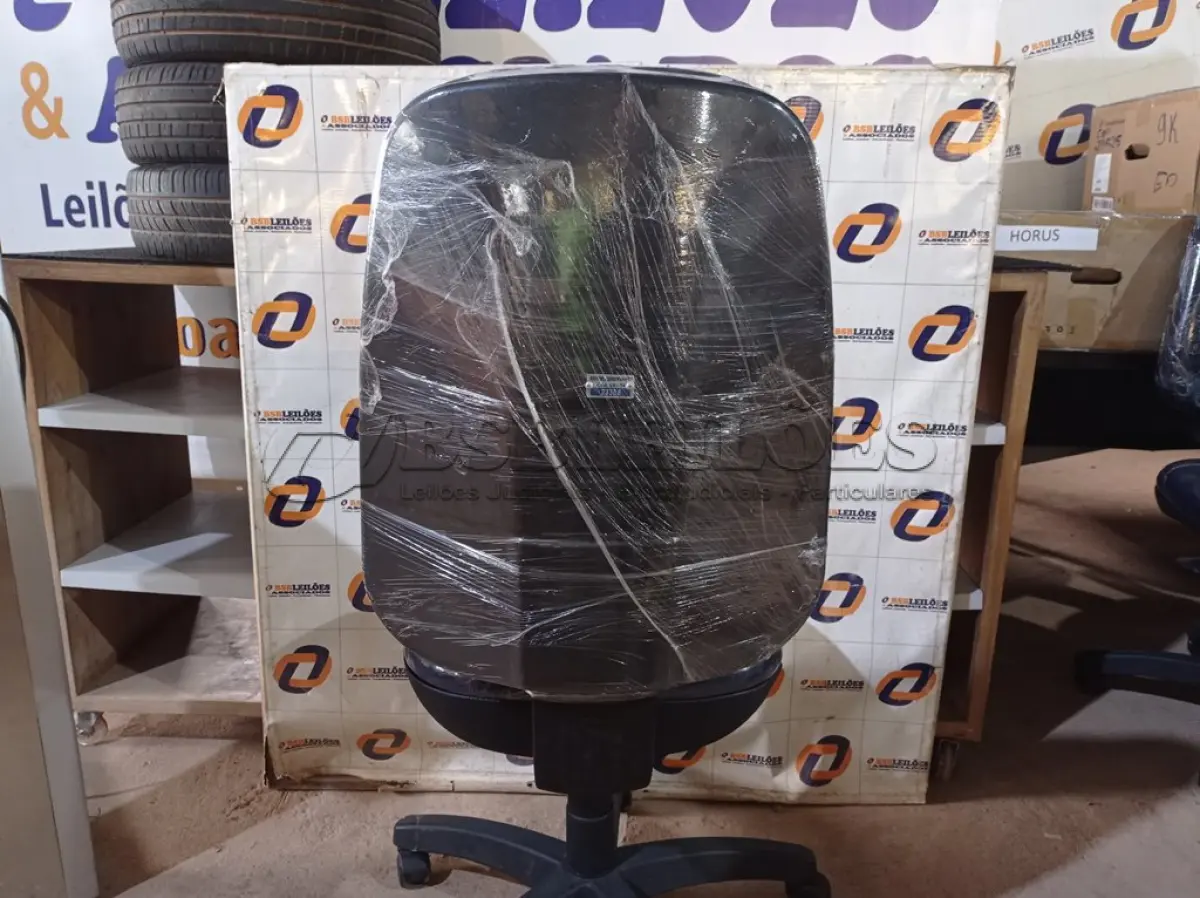 LOTE 080 - 01 CADEIRA DE ESCRITÓRIO COM BASE GIRATÓRIA. (NO ESTADO) ATENÇÃO! FAZER A VISITAÇÃO ANTES DE ARREMATAR, NÃO SABEMOS SE FUNCIONA. LEILÃO NÃO TEM GARANTIA E NEM DEVOLUÇÃO, SUJEITO A POSSÍVEIS AVARIAS VISÍVEIS/OCULTAS E/OU AUSÊNCIA DE COMPONENTES.