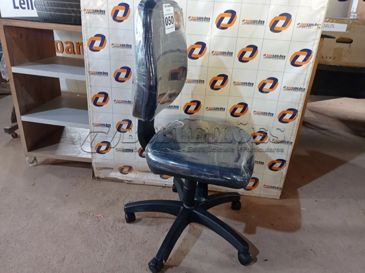 LOTE 050 - 01 CADEIRA DE ESCRITÓRIO COM BASE GIRATÓRIA. (NO ESTADO) ATENÇÃO! FAZER A VISITAÇÃO ANTES DE ARREMATAR, NÃO SABEMOS SE FUNCIONA. LEILÃO NÃO TEM GARANTIA E NEM DEVOLUÇÃO, SUJEITO A POSSÍVEIS AVARIAS VISÍVEIS/OCULTAS E/OU AUSÊNCIA DE COMPONENTES.