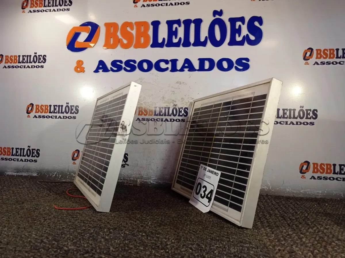 LOTE 034 - 02 PAINÉIS SOLARES 18V 10W. (NO ESTADO) ATENÇÃO! FAZER A VISITAÇÃO ANTES DE ARREMATAR, NÃO SABEMOS SE FUNCIONA. LEILÃO NÃO TEM GARANTIA E NEM DEVOLUÇÃO, SUJEITO A POSSÍVEIS AVARIAS VISÍVEIS/OCULTAS E/OU AUSÊNCIA DE COMPONENTES.