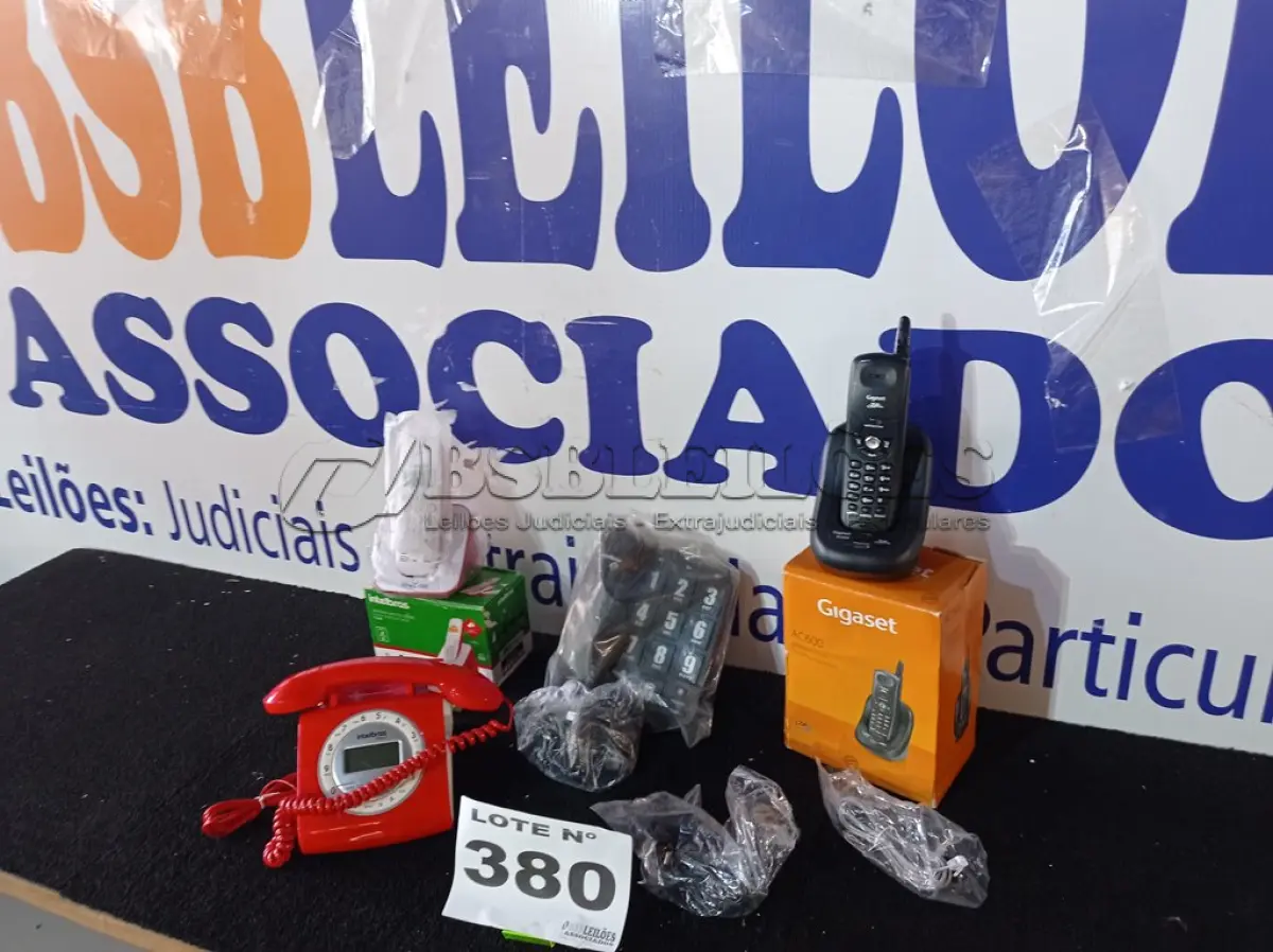 LOTE 380 - 04 – APARELHOS TELEFÔNICOS DIVERSOS (NO ESTADO, NÃO SABEMOS SE FUNCIONA. LEILÃO NÃO TEM GARANTIA E NEM DEVOLUÇÃO, SUJEITO A POSSÍVEIS AVARIAS VISÍVEIS/OCULTAS E/OU AUSÊNCIA DE COMPONENTES)