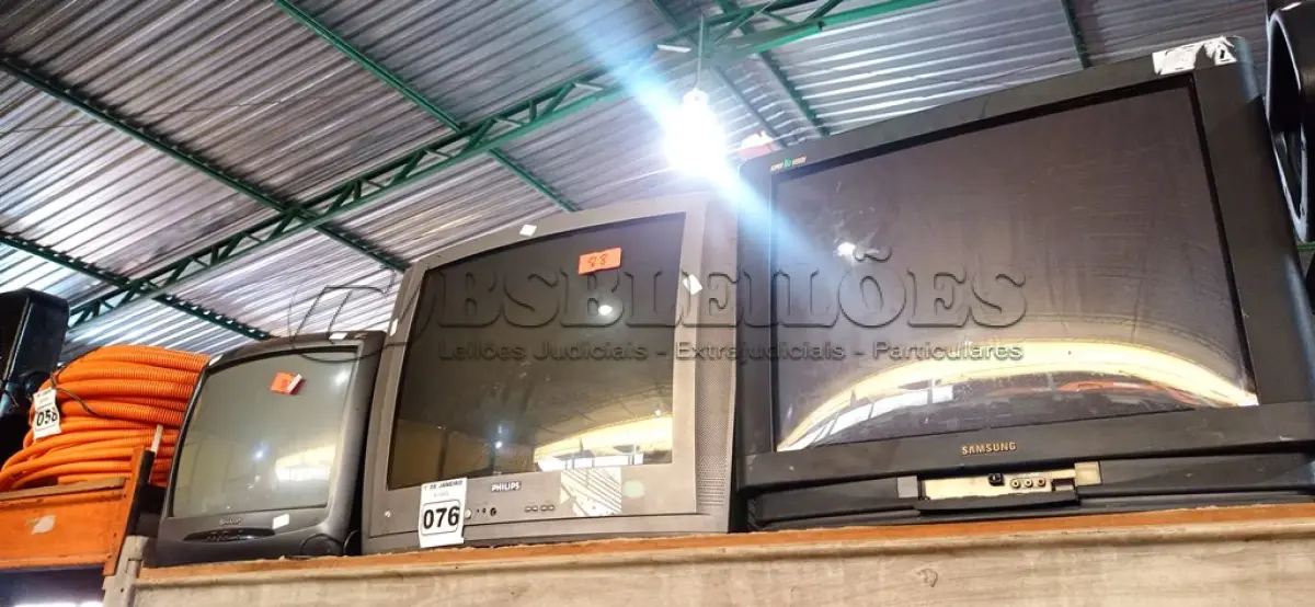 LOTE 076 - 03 TV’S DE TUBO MARCAS E MODELOS DIVERSOS. (NO ESTADO) ATENÇÃO! FAZER A VISITAÇÃO ANTES DE ARREMATAR, NÃO SABEMOS SE FUNCIONA. LEILÃO NÃO TEM GARANTIA E NEM DEVOLUÇÃO, SUJEITO A POSSÍVEIS AVARIAS VISÍVEIS/OCULTAS E/OU AUSÊNCIA DE COMPONENTES.