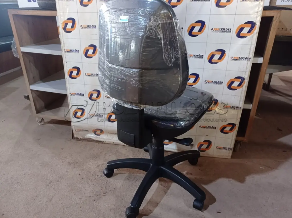 LOTE 070 - 01 CADEIRA DE ESCRITÓRIO COM BASE GIRATÓRIA. (NO ESTADO) ATENÇÃO! FAZER A VISITAÇÃO ANTES DE ARREMATAR, NÃO SABEMOS SE FUNCIONA. LEILÃO NÃO TEM GARANTIA E NEM DEVOLUÇÃO, SUJEITO A POSSÍVEIS AVARIAS VISÍVEIS/OCULTAS E/OU AUSÊNCIA DE COMPONENTES.