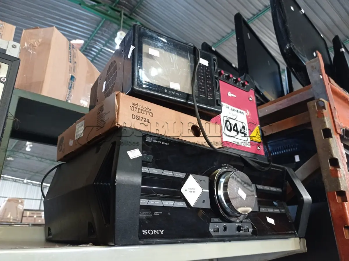 LOTE 044 - 01 APARELHO DE SOM 3X1 MARCA SONY, 01 APARELHO OI TV, 01 CAIXA DE SOM E 01 TV/RADIO 7”. (NO ESTADO) ATENÇÃO! FAZER A VISITAÇÃO ANTES DE ARREMATAR, NÃO SABEMOS SE FUNCIONA. LEILÃO NÃO TEM GARANTIA E NEM DEVOLUÇÃO, SUJEITO A POSSÍVEIS AVARIAS VISÍVEIS/OCULTAS E/OU AUSÊNCIA DE COMPONENTES.