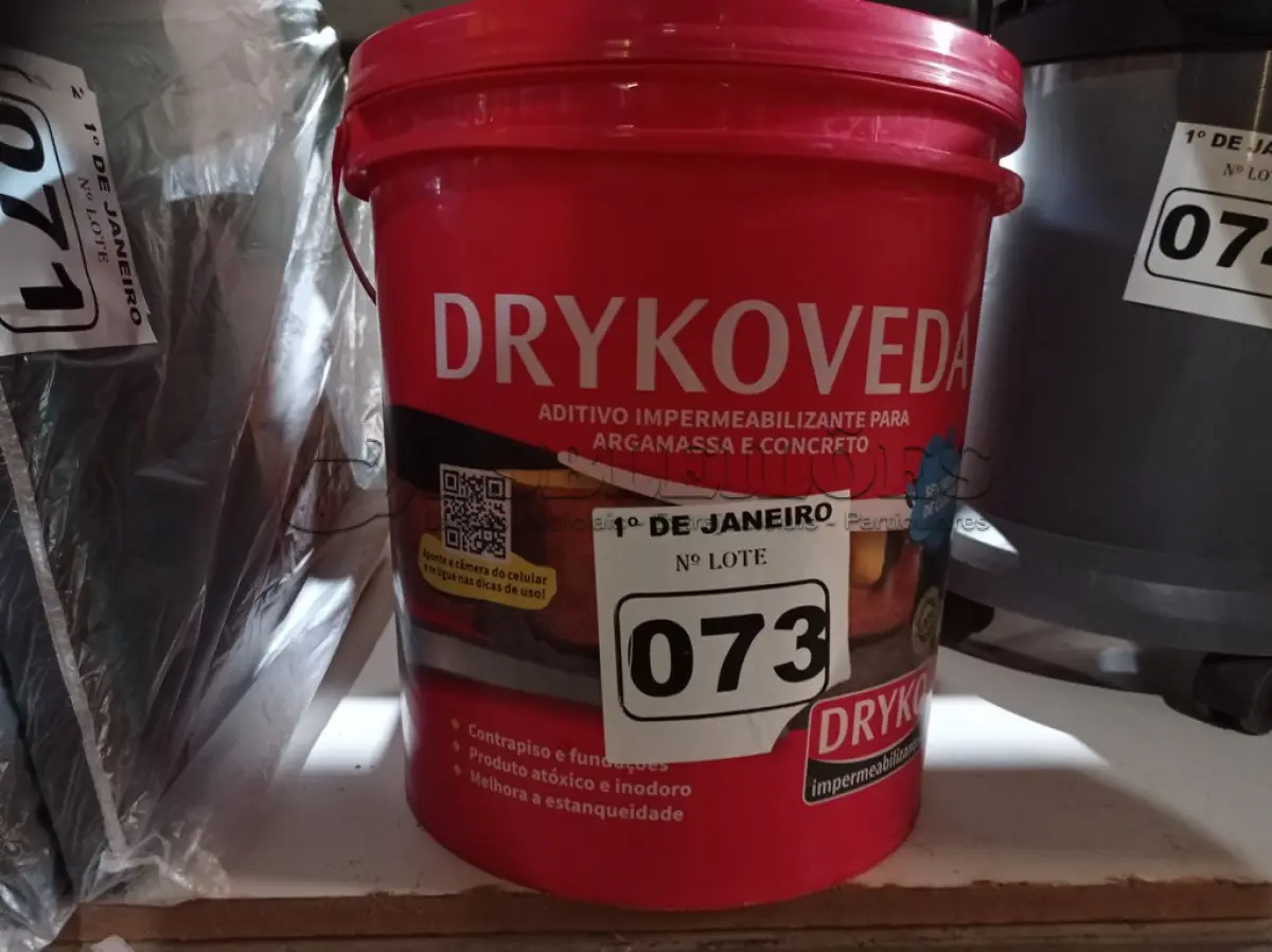 LOTE 073 - 01 BALDE DE DRYKOVEDA, ADITIVO IMPERMEABILIZANTE PARA ARGAMASSA E CONCRETO. (NO ESTADO) ATENÇÃO! FAZER A VISITAÇÃO ANTES DE ARREMATAR, NÃO SABEMOS SE FUNCIONA. LEILÃO NÃO TEM GARANTIA E NEM DEVOLUÇÃO, SUJEITO A POSSÍVEIS AVARIAS VISÍVEIS/OCULTAS E/OU AUSÊNCIA DE COMPONENTES.