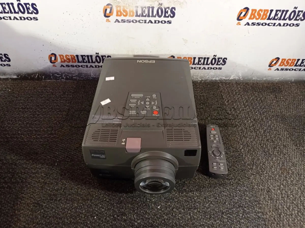 LOTE 048 - 01 PROJETOR MULTIMIDIA MARCA EPSON. (NO ESTADO) ATENÇÃO! FAZER A VISITAÇÃO ANTES DE ARREMATAR, NÃO SABEMOS SE FUNCIONA. LEILÃO NÃO TEM GARANTIA E NEM DEVOLUÇÃO, SUJEITO A POSSÍVEIS AVARIAS VISÍVEIS/OCULTAS E/OU AUSÊNCIA DE COMPONENTES.