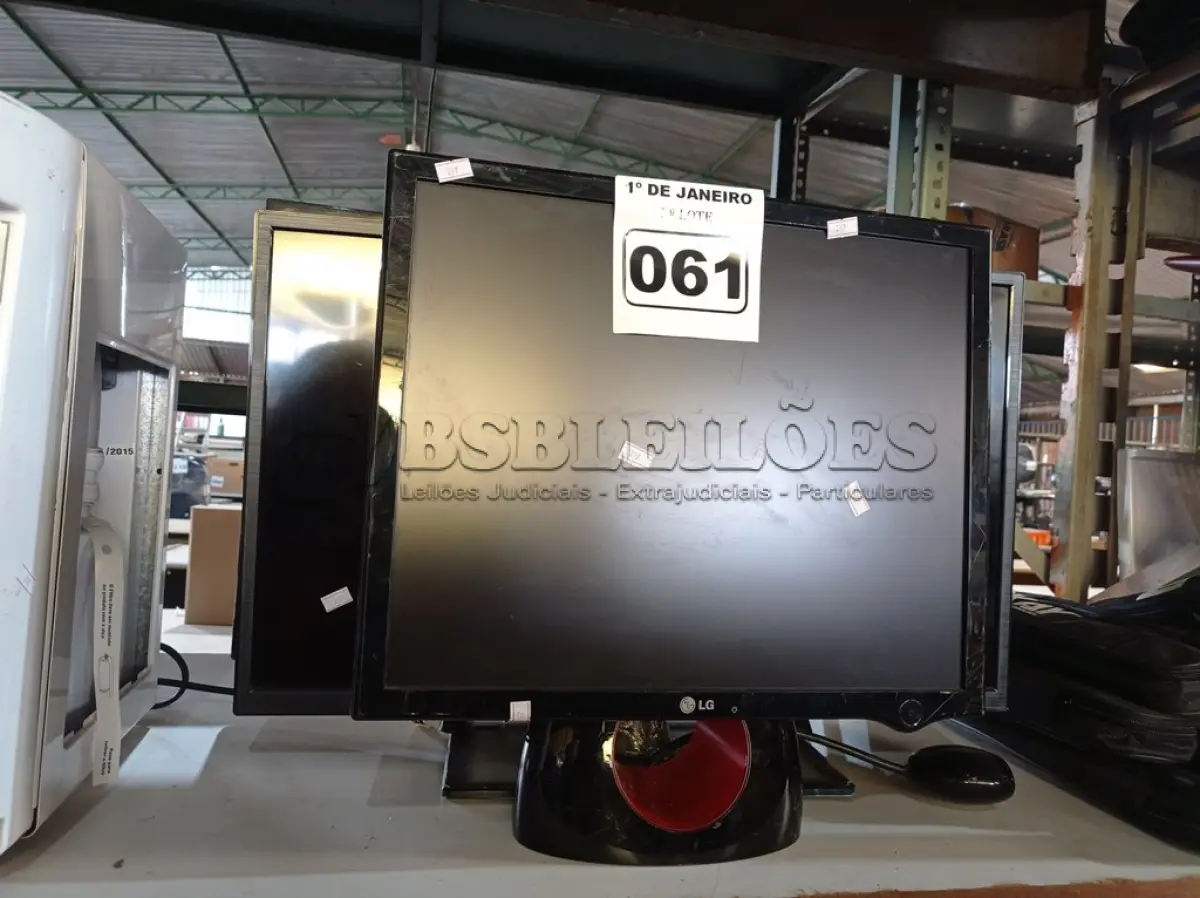 LOTE 061 - 03 MONITORES MARCAS E MODELOS DIVERSOS PARA RETIRADA DE PEÇAS. (NO ESTADO) ATENÇÃO! FAZER A VISITAÇÃO ANTES DE ARREMATAR, NÃO SABEMOS SE FUNCIONA. LEILÃO NÃO TEM GARANTIA E NEM DEVOLUÇÃO, SUJEITO A POSSÍVEIS AVARIAS VISÍVEIS/OCULTAS E/OU AUSÊNCIA DE COMPONENTES.