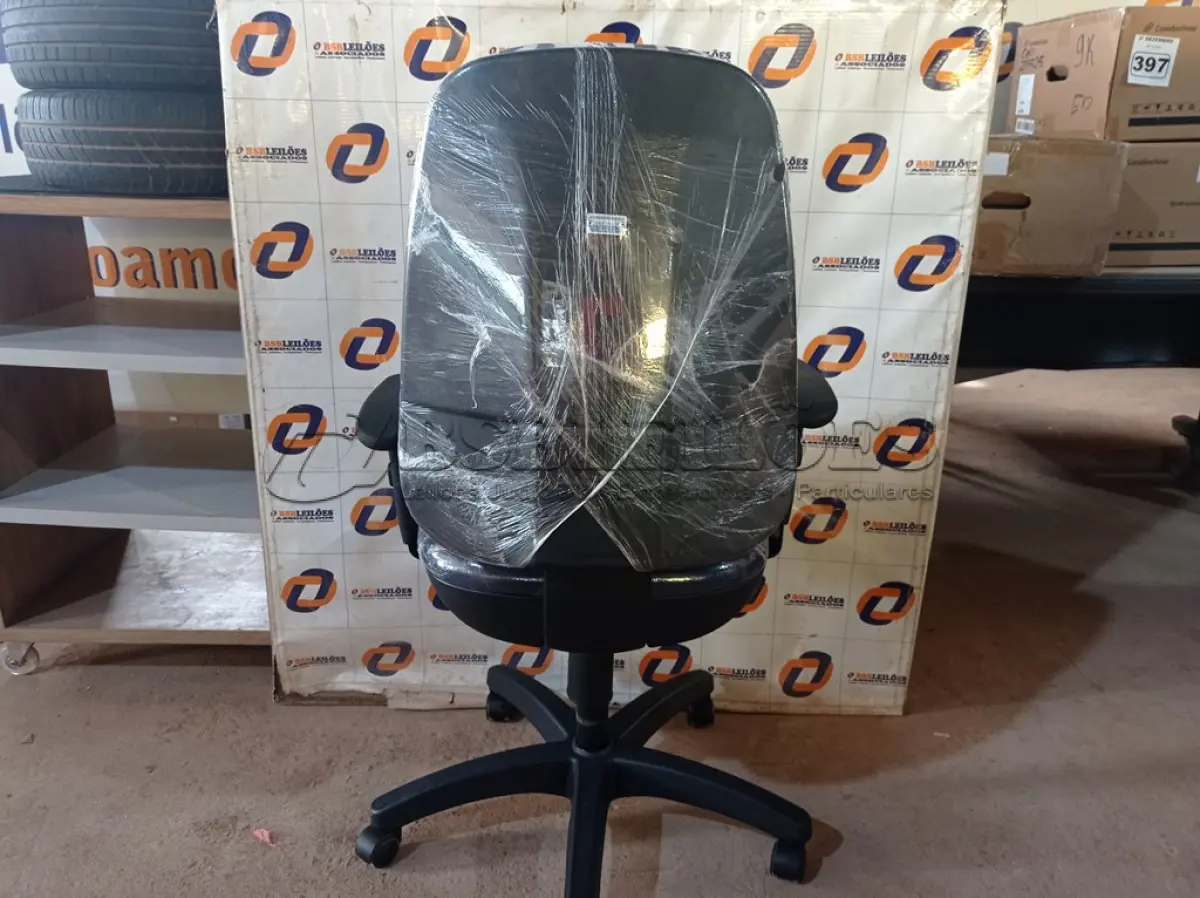 LOTE 010 - 01 CADEIRA DE ESCRITÓRIO COM BASE GIRATÓRIA. (NO ESTADO) ATENÇÃO! FAZER A VISITAÇÃO ANTES DE ARREMATAR, NÃO SABEMOS SE FUNCIONA. LEILÃO NÃO TEM GARANTIA E NEM DEVOLUÇÃO, SUJEITO A POSSÍVEIS AVARIAS VISÍVEIS/OCULTAS E/OU AUSÊNCIA DE COMPONENTES.