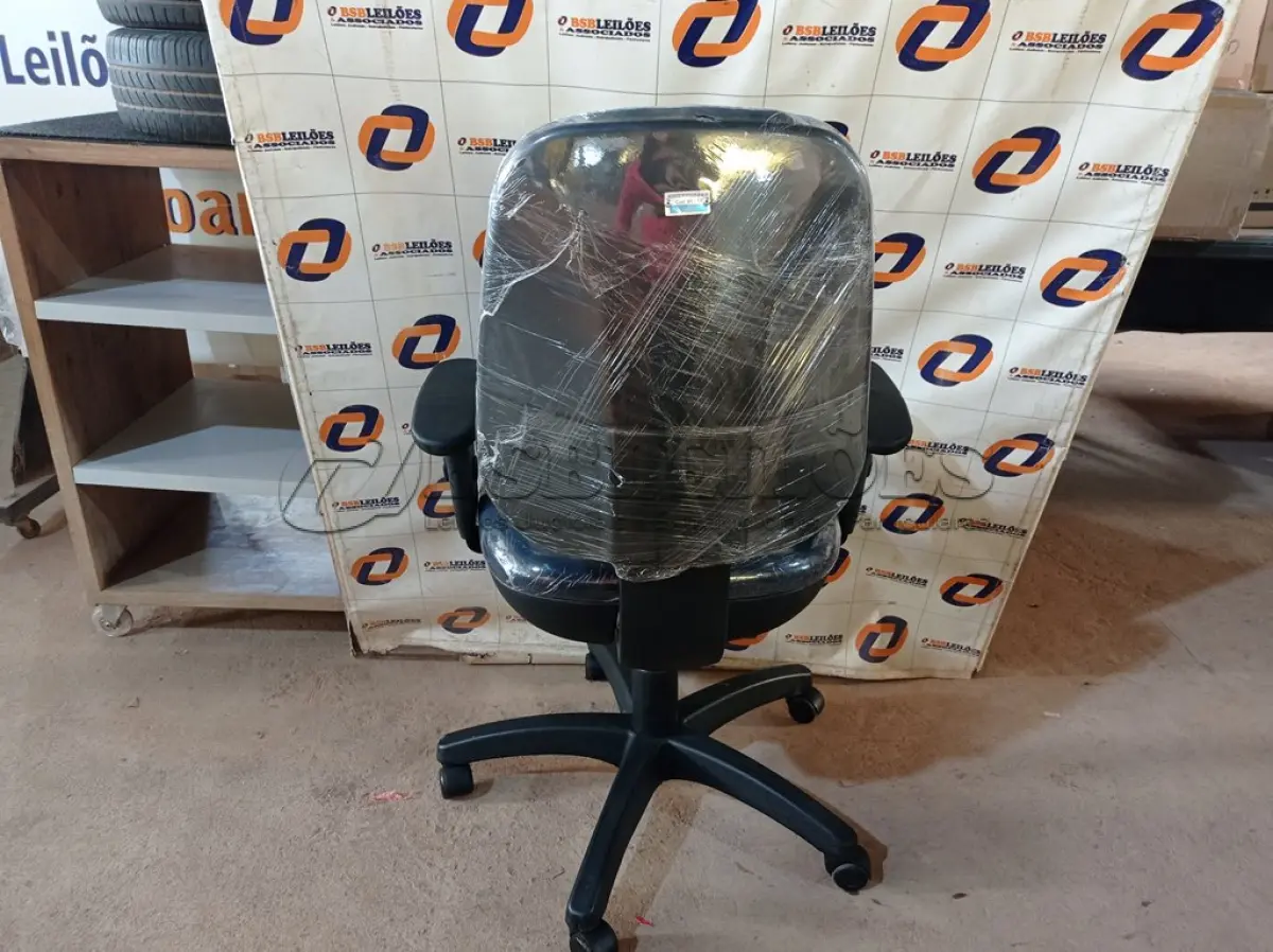 LOTE 040 - 01 CADEIRA DE ESCRITÓRIO COM BASE GIRATÓRIA. (NO ESTADO) ATENÇÃO! FAZER A VISITAÇÃO ANTES DE ARREMATAR, NÃO SABEMOS SE FUNCIONA. LEILÃO NÃO TEM GARANTIA E NEM DEVOLUÇÃO, SUJEITO A POSSÍVEIS AVARIAS VISÍVEIS/OCULTAS E/OU AUSÊNCIA DE COMPONENTES.