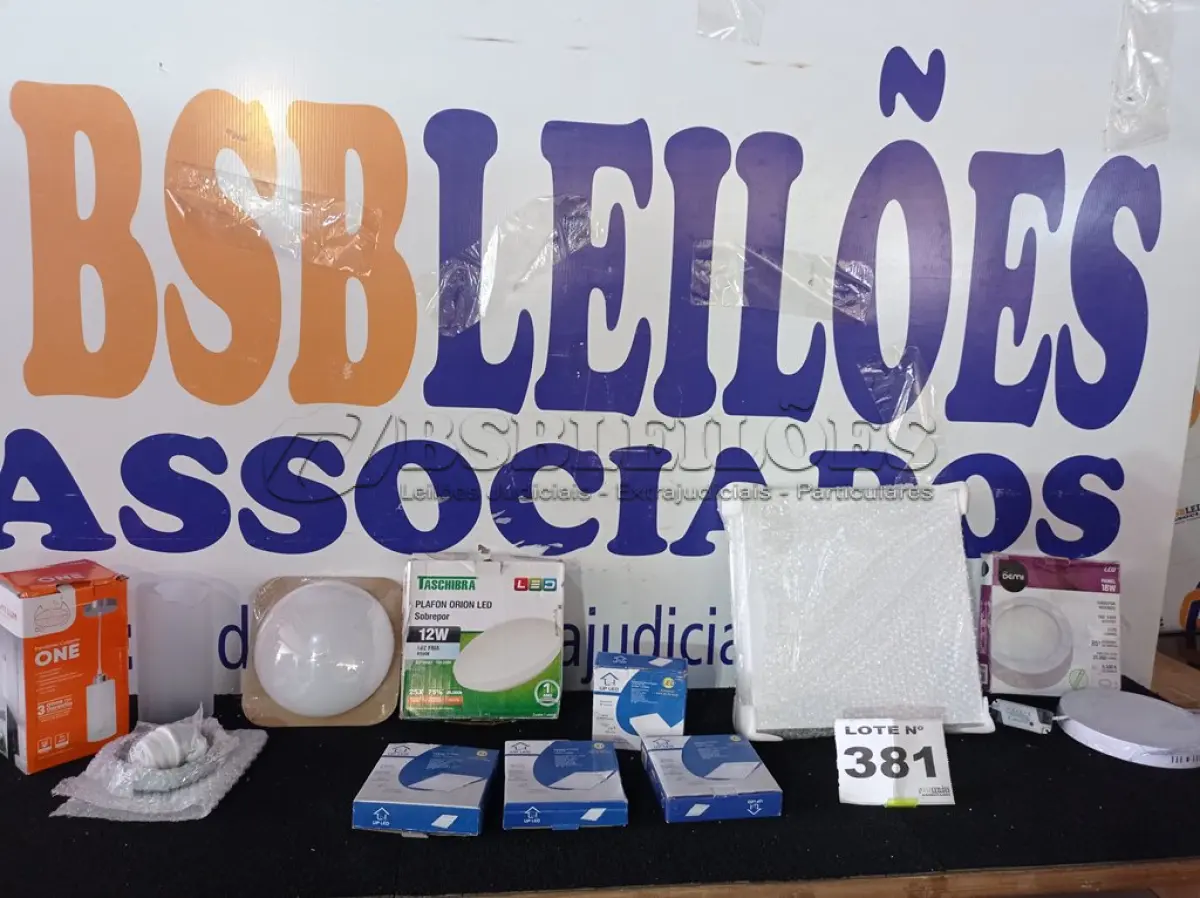 LOTE 381 - 08 – LUMINÁRIAS DIVERSAS (NO ESTADO, NÃO SABEMOS SE FUNCIONA. LEILÃO NÃO TEM GARANTIA E NEM DEVOLUÇÃO, SUJEITO A POSSÍVEIS AVARIAS VISÍVEIS/OCULTAS E/OU AUSÊNCIA DE COMPONENTES)