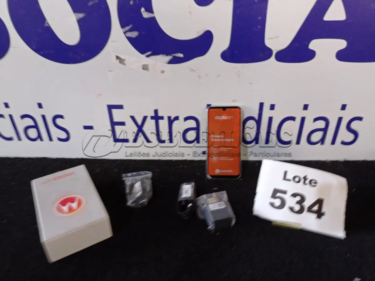LOTE 534 - 01 - SMARTPHONE MOTOROLA MOTO E6S 64GB 4G (NO ESTADO, NÃO SABEMOS SE FUNCIONA. LEILÃO NÃO TEM GARANTIA E NEM DEVOLUÇÃO, SUJEITO A POSSÍVEIS AVARIAS VISÍVEIS/OCULTAS E/OU AUSÊNCIA DE COMPONENTES)