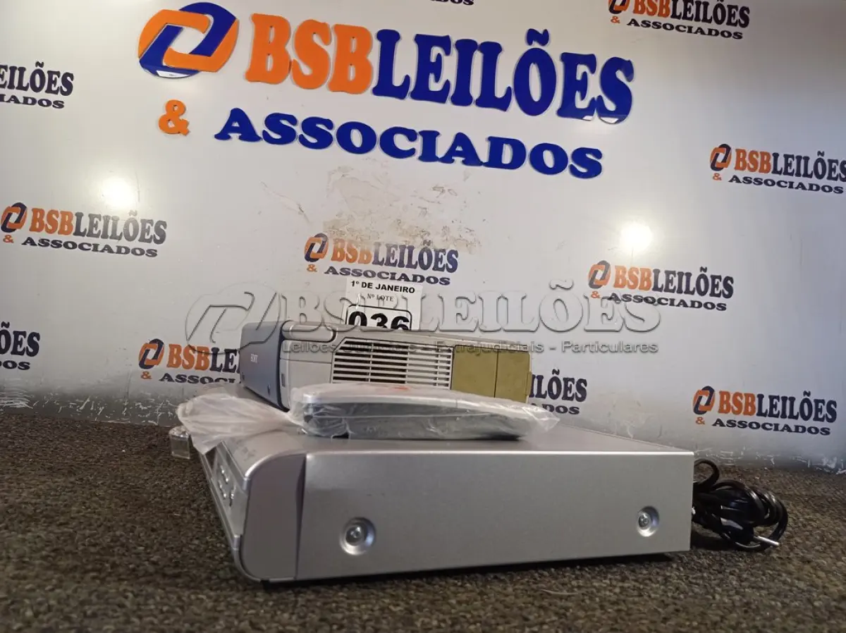 LOTE 036 - 01 APARELHO DE DVD E 01 PROJETOR MULTIMIDIA MARCA SONY. (NO ESTADO) ATENÇÃO! FAZER A VISITAÇÃO ANTES DE ARREMATAR, NÃO SABEMOS SE FUNCIONA. LEILÃO NÃO TEM GARANTIA E NEM DEVOLUÇÃO, SUJEITO A POSSÍVEIS AVARIAS VISÍVEIS/OCULTAS E/OU AUSÊNCIA DE COMPONENTES.