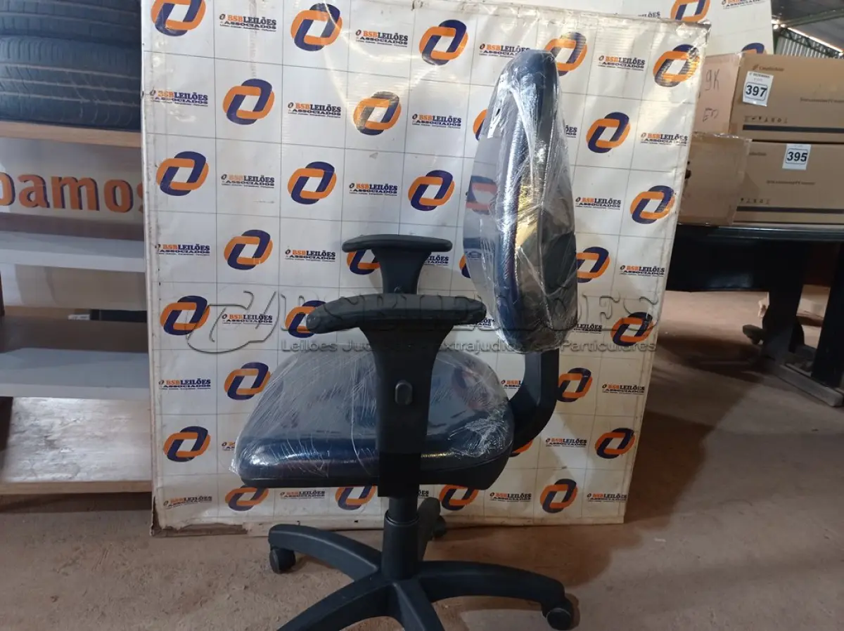 LOTE 020 - 01 CADEIRA DE ESCRITÓRIO COM BASE GIRATÓRIA. (NO ESTADO) ATENÇÃO! FAZER A VISITAÇÃO ANTES DE ARREMATAR, NÃO SABEMOS SE FUNCIONA. LEILÃO NÃO TEM GARANTIA E NEM DEVOLUÇÃO, SUJEITO A POSSÍVEIS AVARIAS VISÍVEIS/OCULTAS E/OU AUSÊNCIA DE COMPONENTES.
