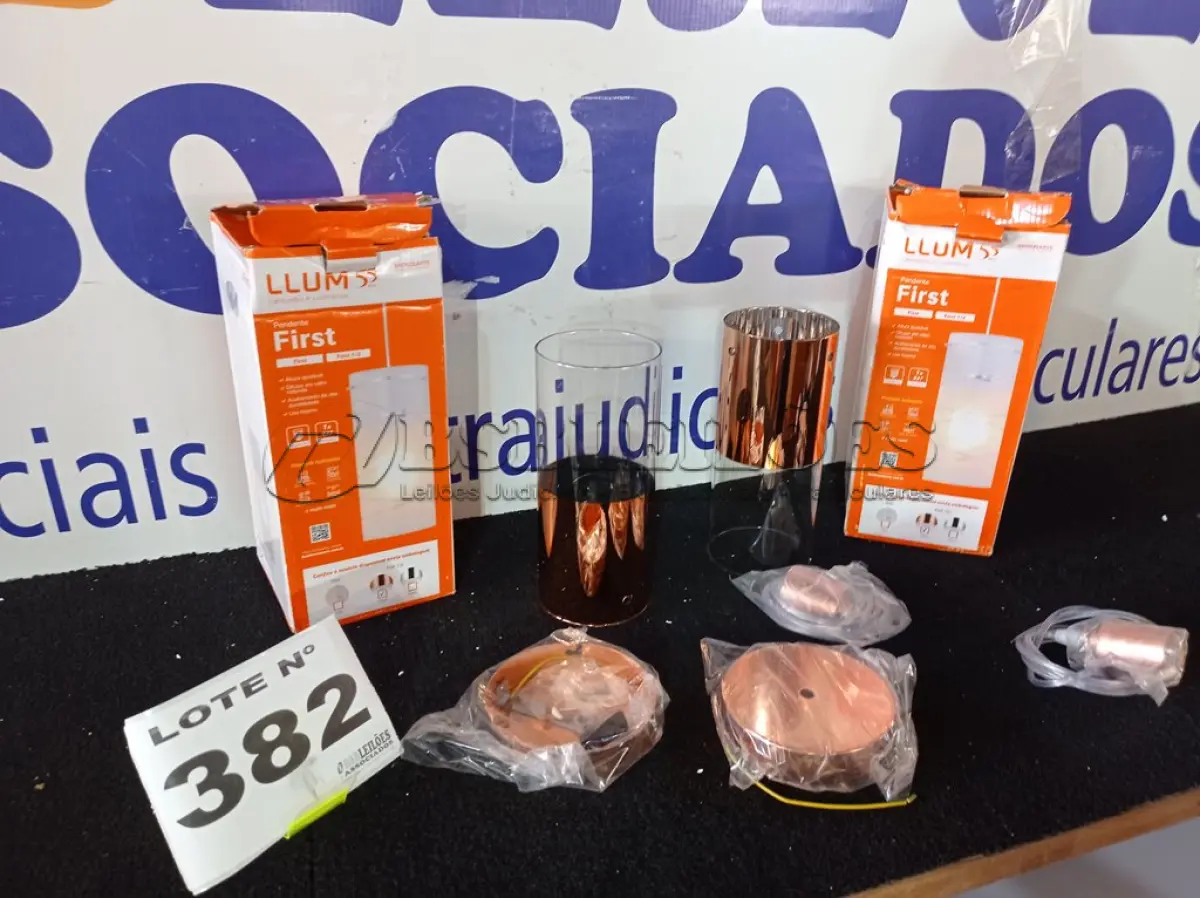 LOTE 382 - 02 - PENDENTES REDONDO PARA 1 LÂMPADA FIRST 12CM COBRE (NO ESTADO, NÃO SABEMOS SE FUNCIONA. LEILÃO NÃO TEM GARANTIA E NEM DEVOLUÇÃO, SUJEITO A POSSÍVEIS AVARIAS VISÍVEIS/OCULTAS E/OU AUSÊNCIA DE COMPONENTES)