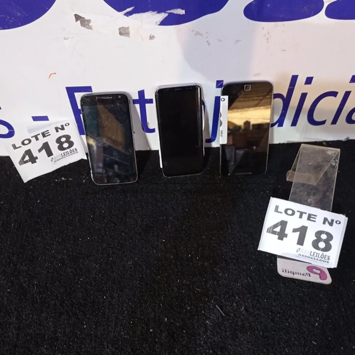 LOTE 418 - 01 - CELULAR SAMSUNG S8 – 02 CELULAR MOTOROLA (NO ESTADO, NÃO SABEMOS SE FUNCIONA. LEILÃO NÃO TEM GARANTIA E NEM DEVOLUÇÃO, SUJEITO A POSSÍVEIS AVARIAS VISÍVEIS/OCULTAS E/OU AUSÊNCIA DE COMPONENTES)