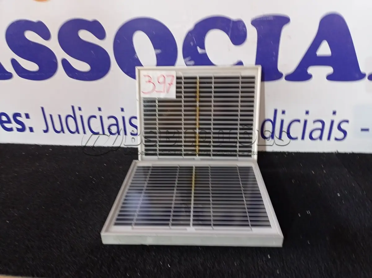 LOTE 397 - 02 PAINÉIS SOLARES 18V 10W. (NO ESTADO) ATENÇÃO! FAZER A VISITAÇÃO ANTES DE ARREMATAR, NÃO SABEMOS SE FUNCIONA. LEILÃO NÃO TEM GARANTIA E NEM DEVOLUÇÃO, SUJEITO A POSSÍVEIS AVARIAS VISÍVEIS/OCULTAS E/OU AUSÊNCIA DE COMPONENTES.