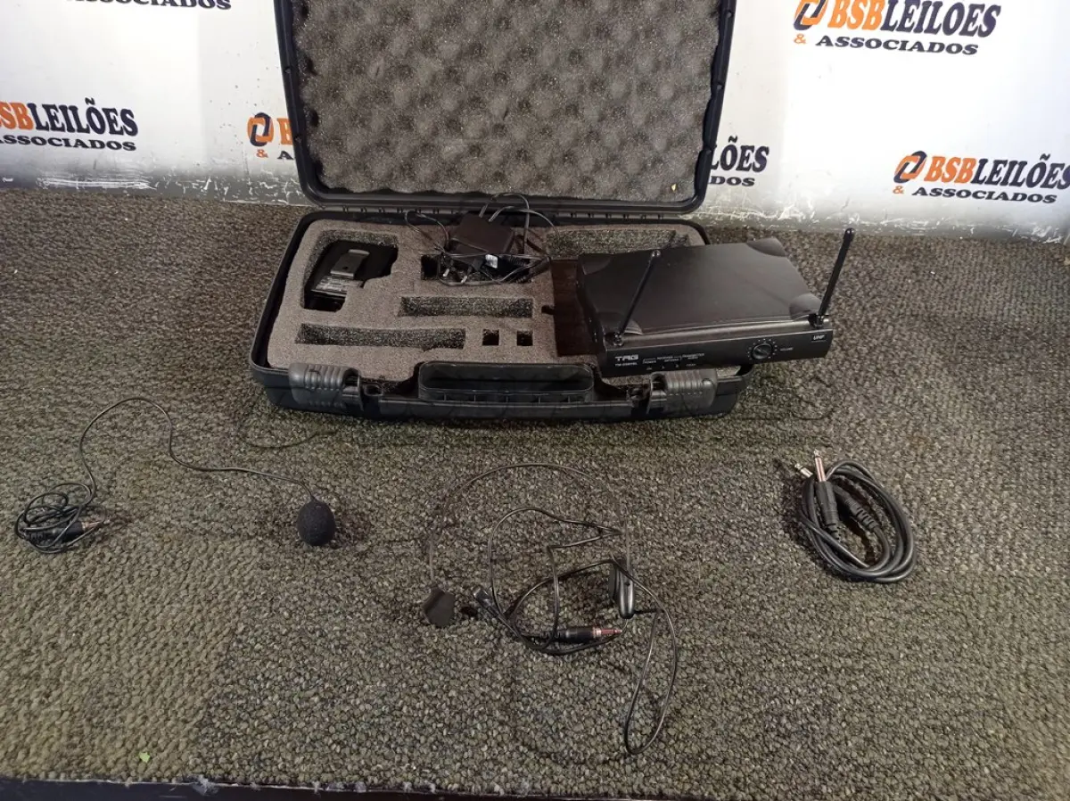 LOTE 035 - 01 MICROFONE + RECEPTOR SEM FIO MARCA TAG COM CASE E CABOS. (NO ESTADO) ATENÇÃO! FAZER A VISITAÇÃO ANTES DE ARREMATAR, NÃO SABEMOS SE FUNCIONA. LEILÃO NÃO TEM GARANTIA E NEM DEVOLUÇÃO, SUJEITO A POSSÍVEIS AVARIAS VISÍVEIS/OCULTAS E/OU AUSÊNCIA DE COMPONENTES.