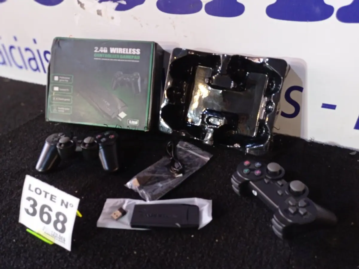 LOTE 368 - 01 - VÍDEO GAME STICK LITE COM 10.000 MIL JOGOS + 2 CONTROLES SEM FIO (NO ESTADO, NÃO SABEMOS SE FUNCIONA. LEILÃO NÃO TEM GARANTIA E NEM DEVOLUÇÃO, SUJEITO A POSSÍVEIS AVARIAS VISÍVEIS/OCULTAS E/OU AUSÊNCIA DE COMPONENTES)