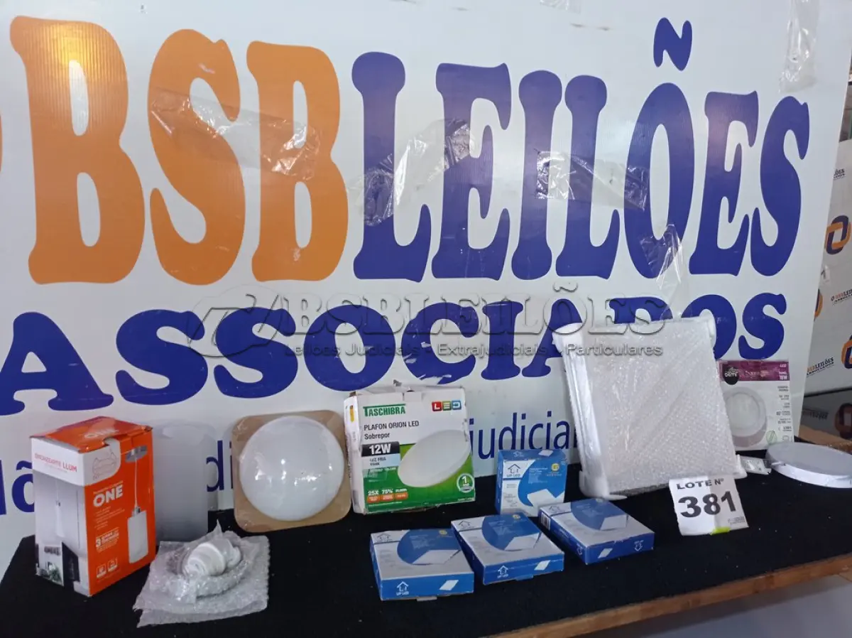 LOTE 381 - 08 – LUMINÁRIAS DIVERSAS (NO ESTADO, NÃO SABEMOS SE FUNCIONA. LEILÃO NÃO TEM GARANTIA E NEM DEVOLUÇÃO, SUJEITO A POSSÍVEIS AVARIAS VISÍVEIS/OCULTAS E/OU AUSÊNCIA DE COMPONENTES)