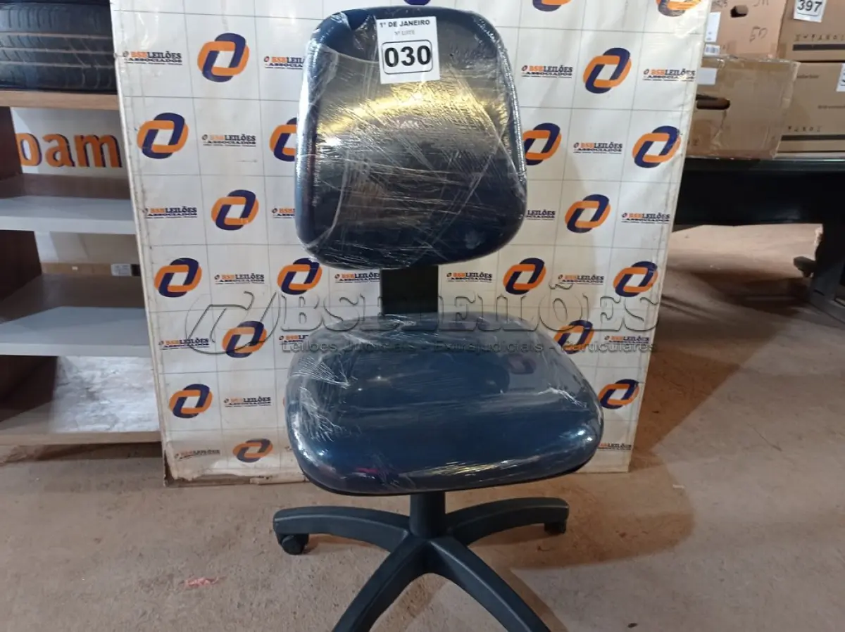 LOTE 030 - 01 CADEIRA DE ESCRITÓRIO COM BASE GIRATÓRIA. (NO ESTADO) ATENÇÃO! FAZER A VISITAÇÃO ANTES DE ARREMATAR, NÃO SABEMOS SE FUNCIONA. LEILÃO NÃO TEM GARANTIA E NEM DEVOLUÇÃO, SUJEITO A POSSÍVEIS AVARIAS VISÍVEIS/OCULTAS E/OU AUSÊNCIA DE COMPONENTES.