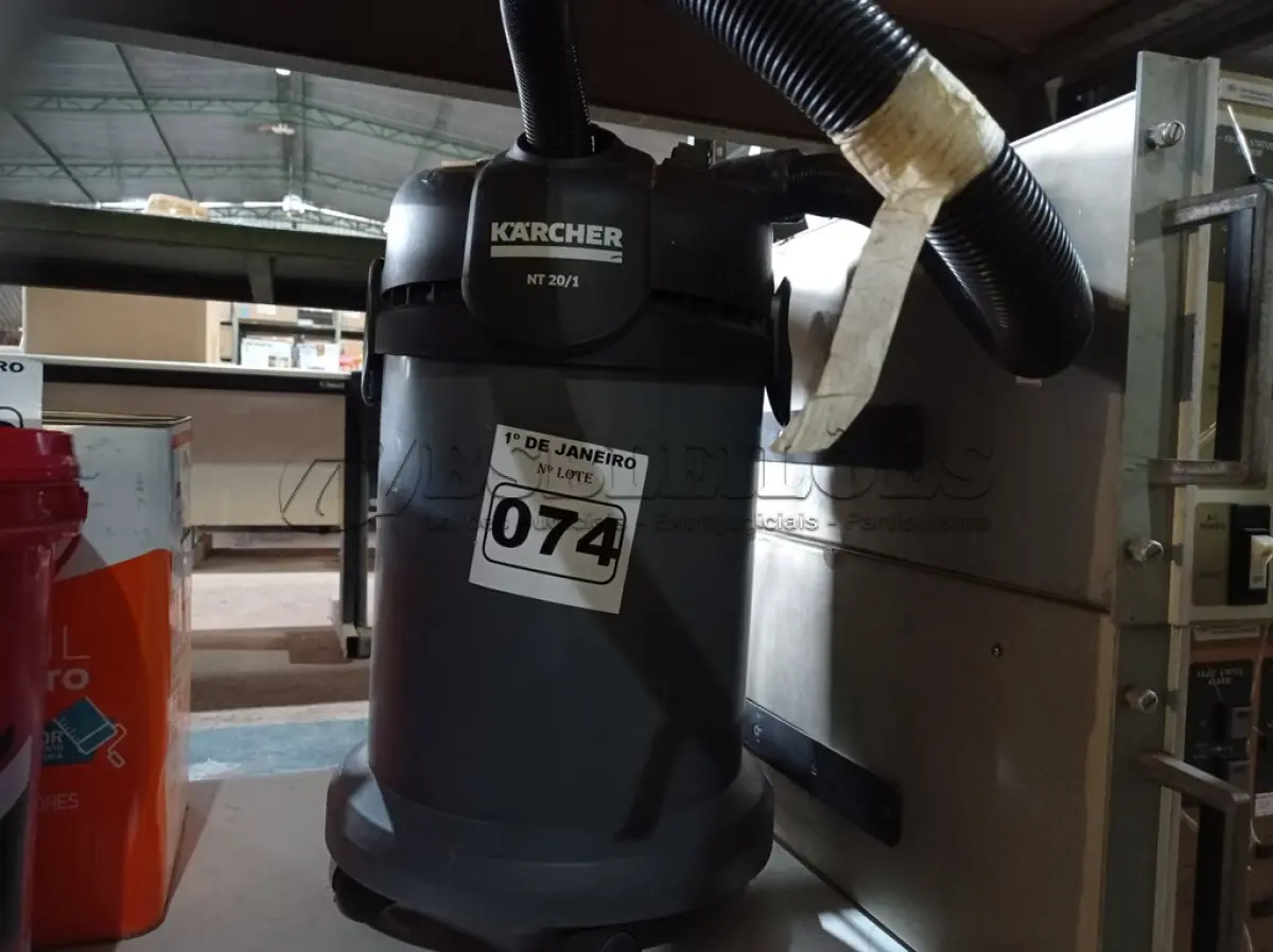 LOTE 074 - 01 ASPIRADOR DE PÓ MARCA KARCHER NT 20/1 220V. (NO ESTADO) ATENÇÃO! FAZER A VISITAÇÃO ANTES DE ARREMATAR, NÃO SABEMOS SE FUNCIONA. LEILÃO NÃO TEM GARANTIA E NEM DEVOLUÇÃO, SUJEITO A POSSÍVEIS AVARIAS VISÍVEIS/OCULTAS E/OU AUSÊNCIA DE COMPONENTES.