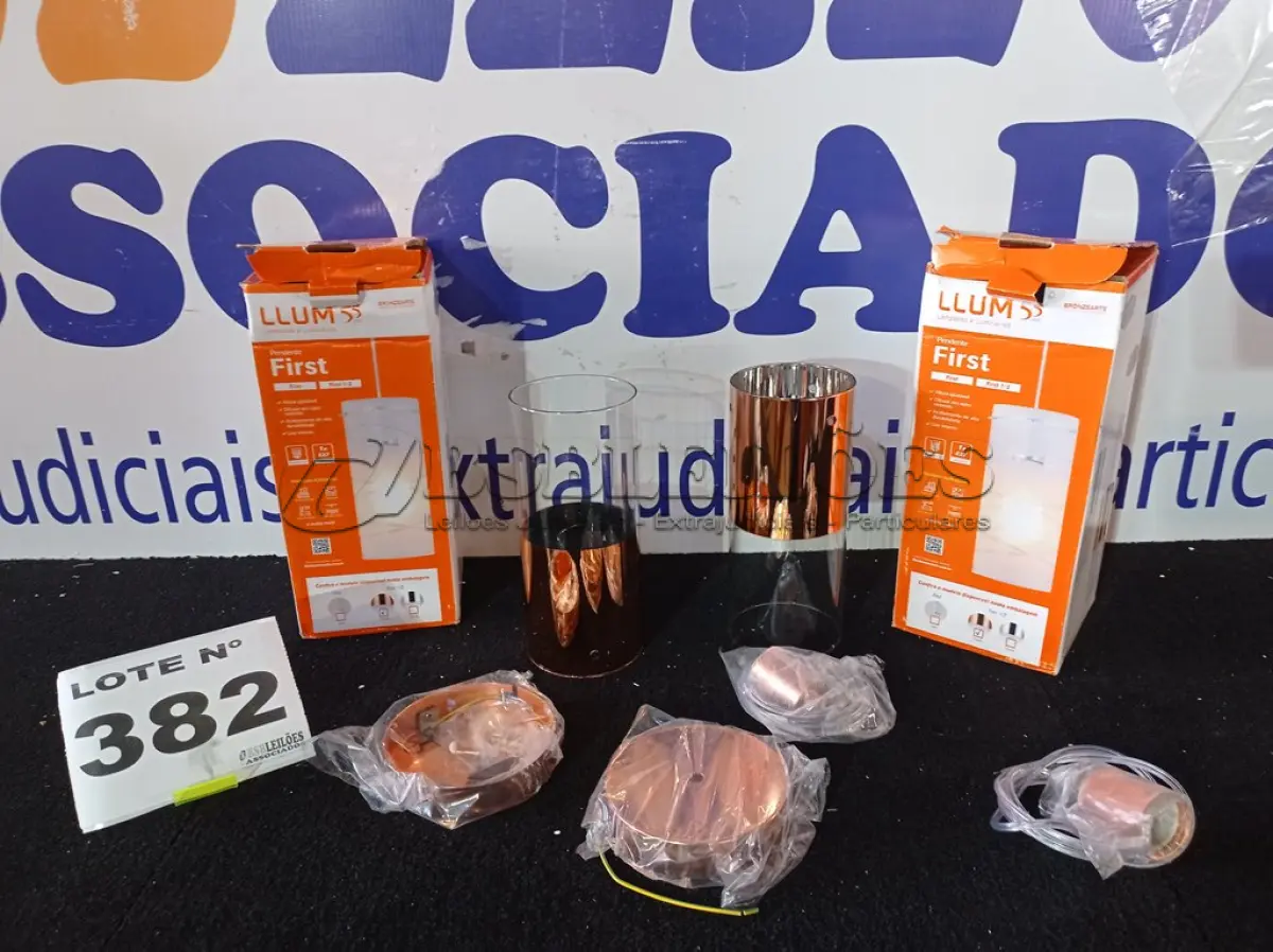 LOTE 382 - 02 - PENDENTES REDONDO PARA 1 LÂMPADA FIRST 12CM COBRE (NO ESTADO, NÃO SABEMOS SE FUNCIONA. LEILÃO NÃO TEM GARANTIA E NEM DEVOLUÇÃO, SUJEITO A POSSÍVEIS AVARIAS VISÍVEIS/OCULTAS E/OU AUSÊNCIA DE COMPONENTES)