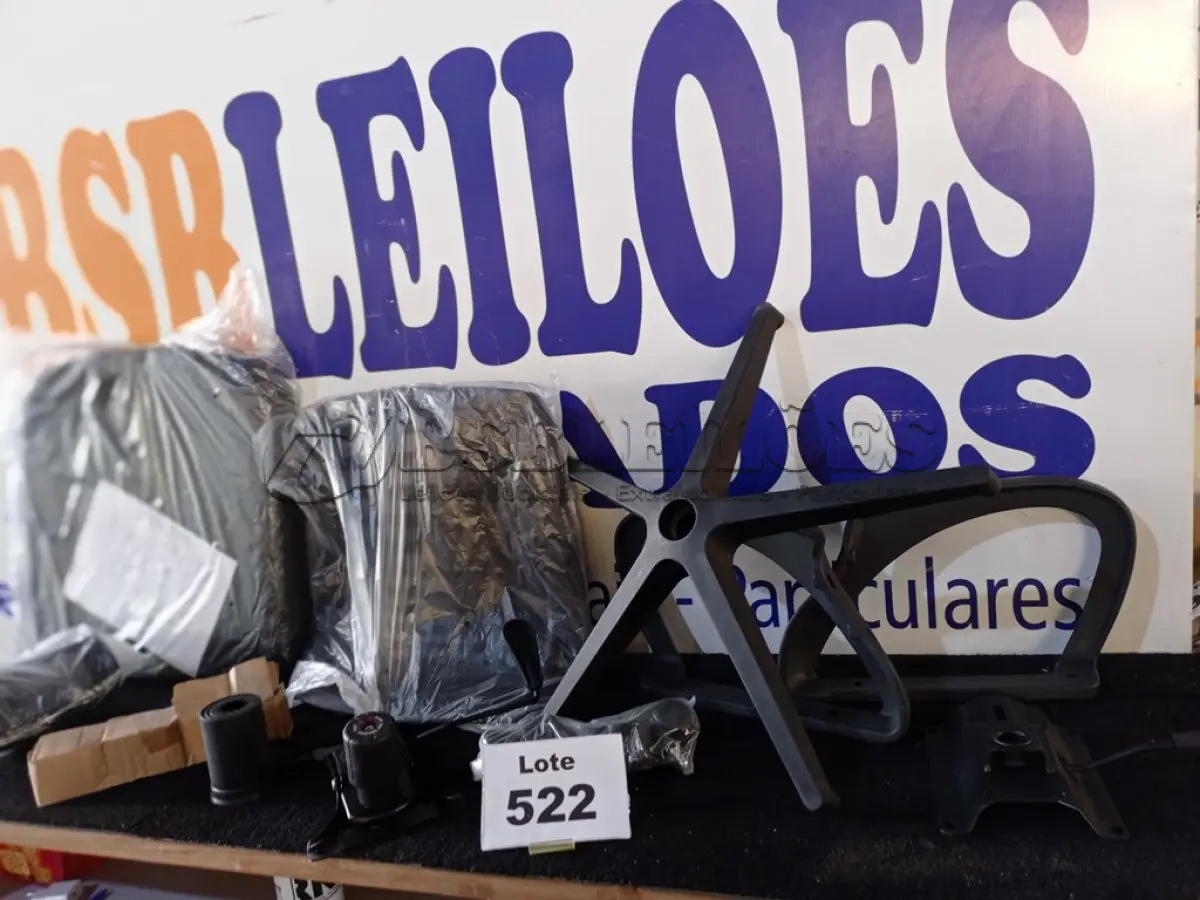 LOTE 522 - 01 - CADEIRA DIRETOR (NO ESTADO, NÃO SABEMOS SE FUNCIONA. LEILÃO NÃO TEM GARANTIA E NEM DEVOLUÇÃO, SUJEITO A POSSÍVEIS AVARIAS VISÍVEIS/OCULTAS E/OU AUSÊNCIA DE COMPONENTES)