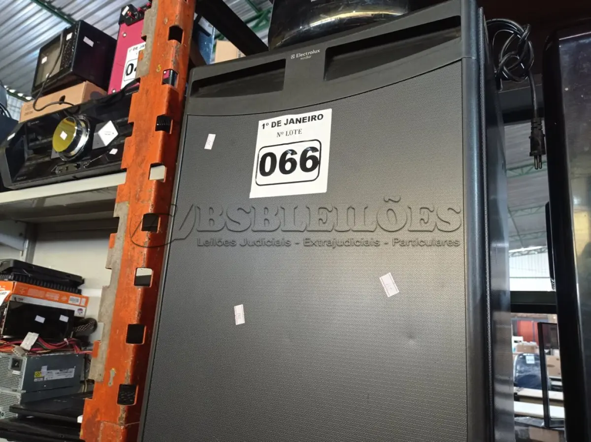 LOTE 066 - 01 PANIFICADORA MONDIAL E 01 MINIBAR ELECTROLUX 220V. (NO ESTADO) ATENÇÃO! FAZER A VISITAÇÃO ANTES DE ARREMATAR, NÃO SABEMOS SE FUNCIONA. LEILÃO NÃO TEM GARANTIA E NEM DEVOLUÇÃO, SUJEITO A POSSÍVEIS AVARIAS VISÍVEIS/OCULTAS E/OU AUSÊNCIA DE COMPONENTES.