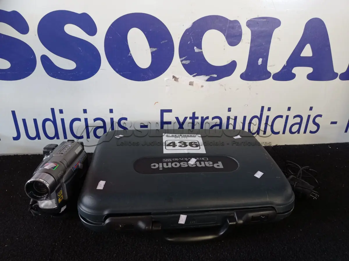 LOTE 436 - 02 FILMADORAS SENDO UMA PANASONIC E A OUTRA JVC (NO ESTADO) ATENÇÃO! FAZER A VISITAÇÃO ANTES DE ARREMATAR, NÃO SABEMOS SE FUNCIONA. LEILÃO NÃO TEM GARANTIA E NEM DEVOLUÇÃO, SUJEITO A POSSÍVEIS AVARIAS VISÍVEIS/OCULTAS E/OU AUSÊNCIA DE COMPONENTES.