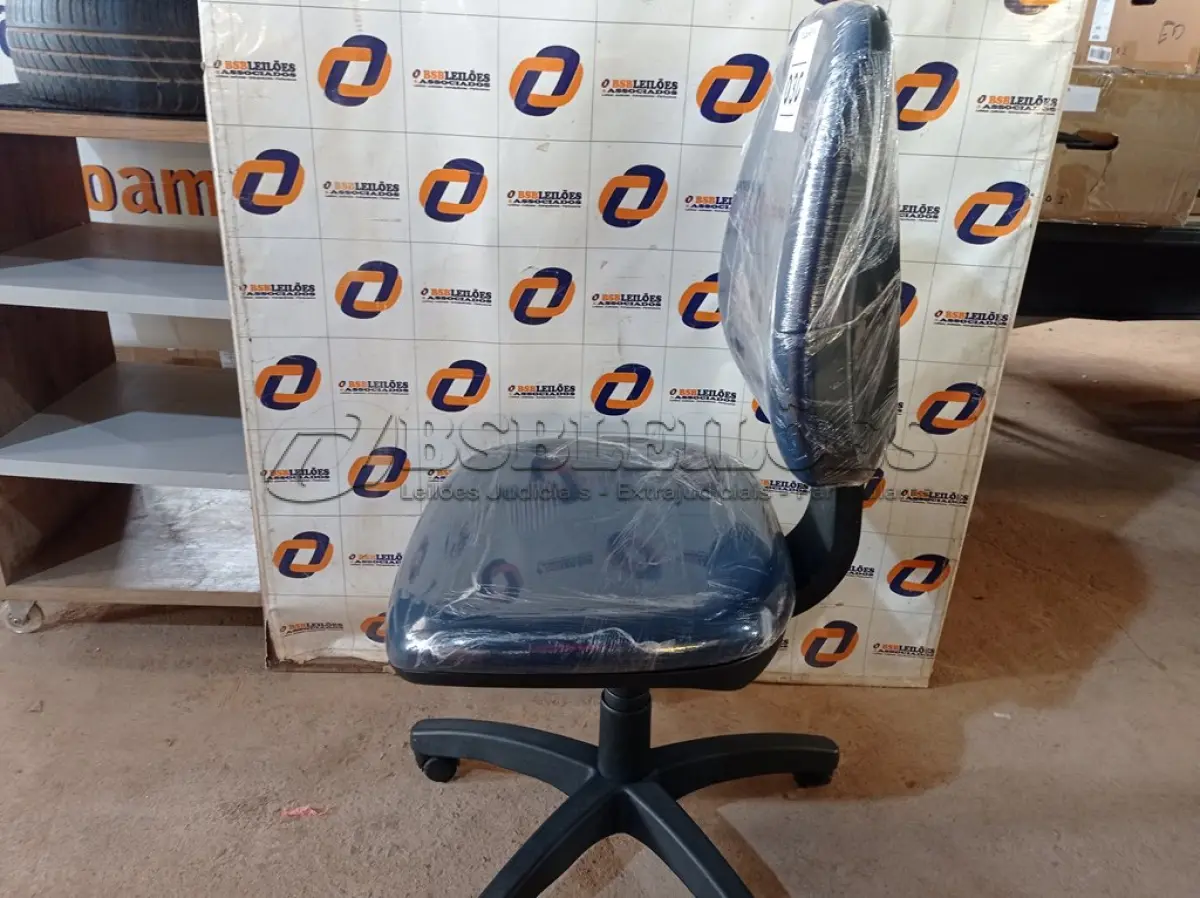 LOTE 030 - 01 CADEIRA DE ESCRITÓRIO COM BASE GIRATÓRIA. (NO ESTADO) ATENÇÃO! FAZER A VISITAÇÃO ANTES DE ARREMATAR, NÃO SABEMOS SE FUNCIONA. LEILÃO NÃO TEM GARANTIA E NEM DEVOLUÇÃO, SUJEITO A POSSÍVEIS AVARIAS VISÍVEIS/OCULTAS E/OU AUSÊNCIA DE COMPONENTES.