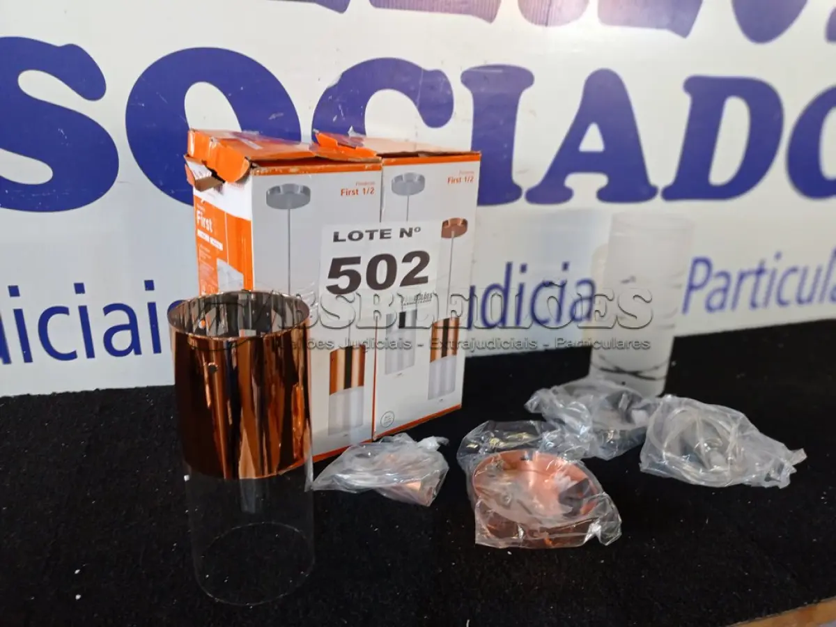 LOTE 502 - 02 - PENDENTES EM VIDRO PARA 1 LÂMPADA FIRST 23X12CM (NO ESTADO, NÃO SABEMOS SE FUNCIONA. LEILÃO NÃO TEM GARANTIA E NEM DEVOLUÇÃO, SUJEITO A POSSÍVEIS AVARIAS VISÍVEIS/OCULTAS E/OU AUSÊNCIA DE COMPONENTES)