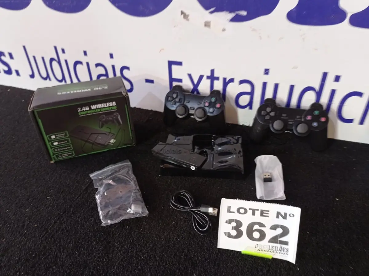 LOTE 362 - 01 - VÍDEO GAME STICK LITE COM 10.000 MIL JOGOS + 2 CONTROLES SEM FIO (NO ESTADO, NÃO SABEMOS SE FUNCIONA. LEILÃO NÃO TEM GARANTIA E NEM DEVOLUÇÃO, SUJEITO A POSSÍVEIS AVARIAS VISÍVEIS/OCULTAS E/OU AUSÊNCIA DE COMPONENTES)