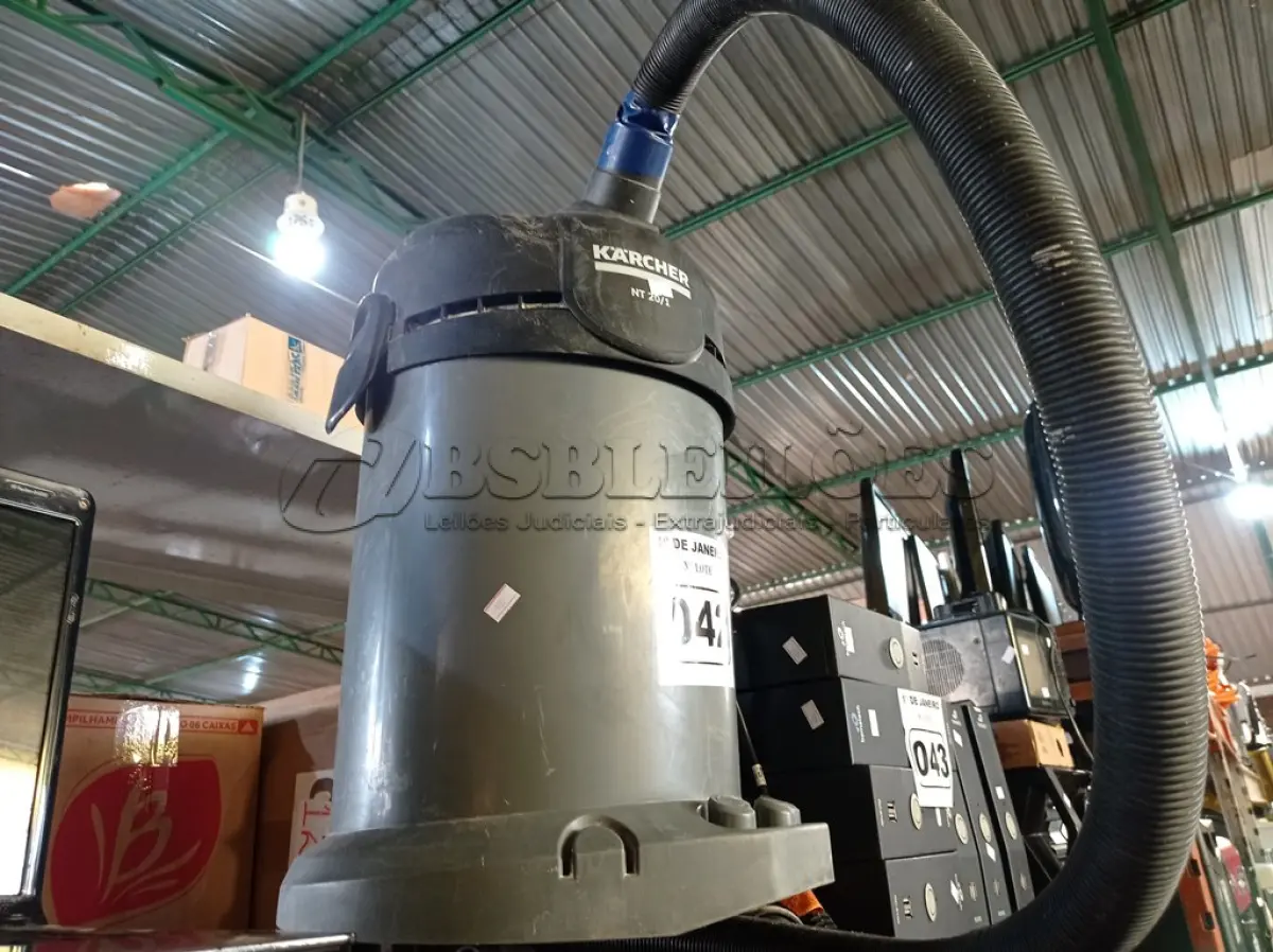 LOTE 042 - 01 ASPIRADOR DE PÓ MARCA KARCHER NT 20/1 220V. (NO ESTADO) ATENÇÃO! FAZER A VISITAÇÃO ANTES DE ARREMATAR, NÃO SABEMOS SE FUNCIONA. LEILÃO NÃO TEM GARANTIA E NEM DEVOLUÇÃO, SUJEITO A POSSÍVEIS AVARIAS VISÍVEIS/OCULTAS E/OU AUSÊNCIA DE COMPONENTES.