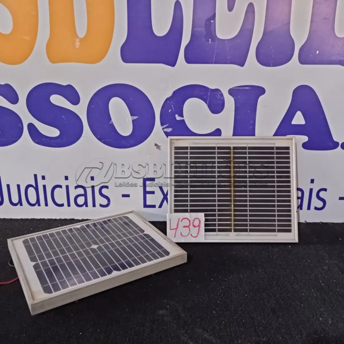 LOTE 439 - 02 PAINÉIS SOLARES 18V 10W. (NO ESTADO) ATENÇÃO! FAZER A VISITAÇÃO ANTES DE ARREMATAR, NÃO SABEMOS SE FUNCIONA. LEILÃO NÃO TEM GARANTIA E NEM DEVOLUÇÃO, SUJEITO A POSSÍVEIS AVARIAS VISÍVEIS/OCULTAS E/OU AUSÊNCIA DE COMPONENTES.