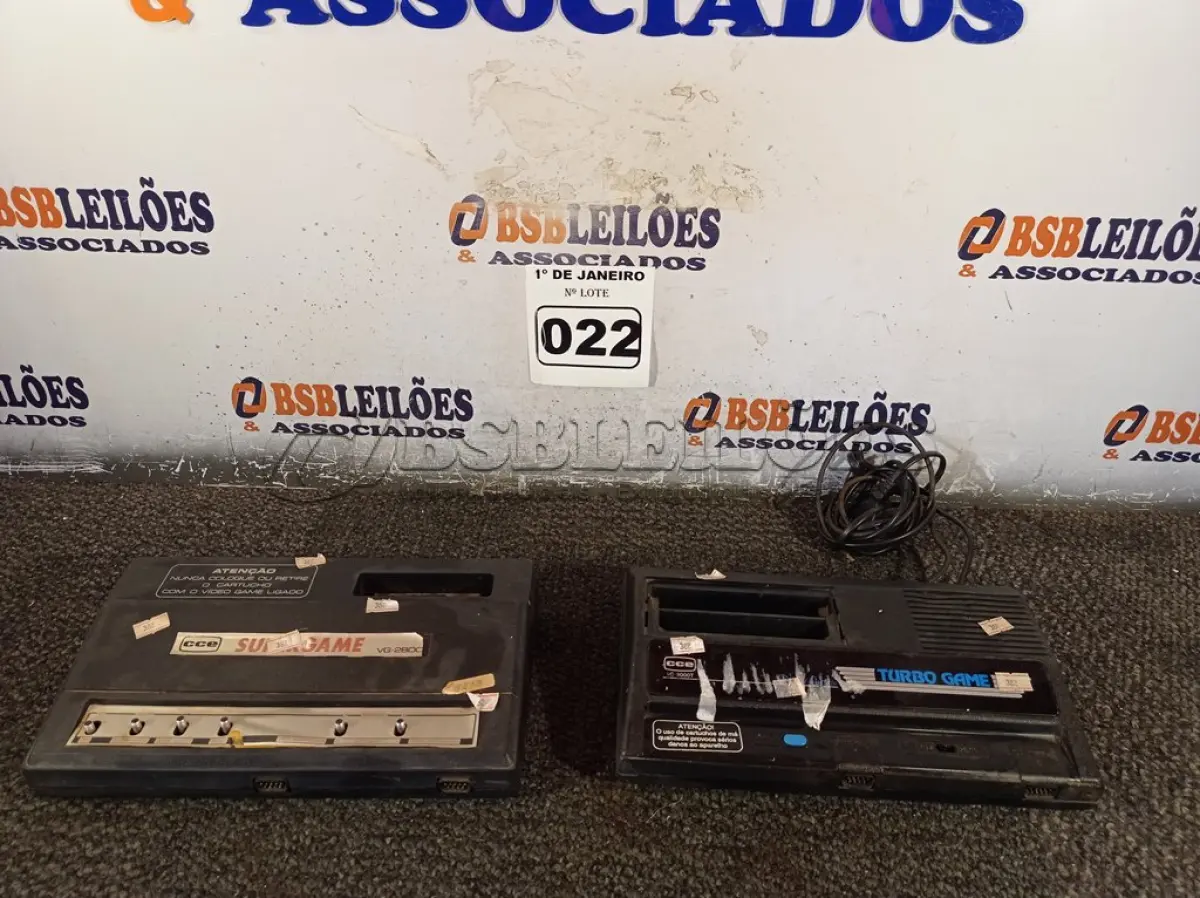 LOTE 022 - 02 VIDEOGAMES. (NO ESTADO) ATENÇÃO! FAZER A VISITAÇÃO ANTES DE ARREMATAR, NÃO SABEMOS SE FUNCIONA. LEILÃO NÃO TEM GARANTIA E NEM DEVOLUÇÃO, SUJEITO A POSSÍVEIS AVARIAS VISÍVEIS/OCULTAS E/OU AUSÊNCIA DE COMPONENTES.