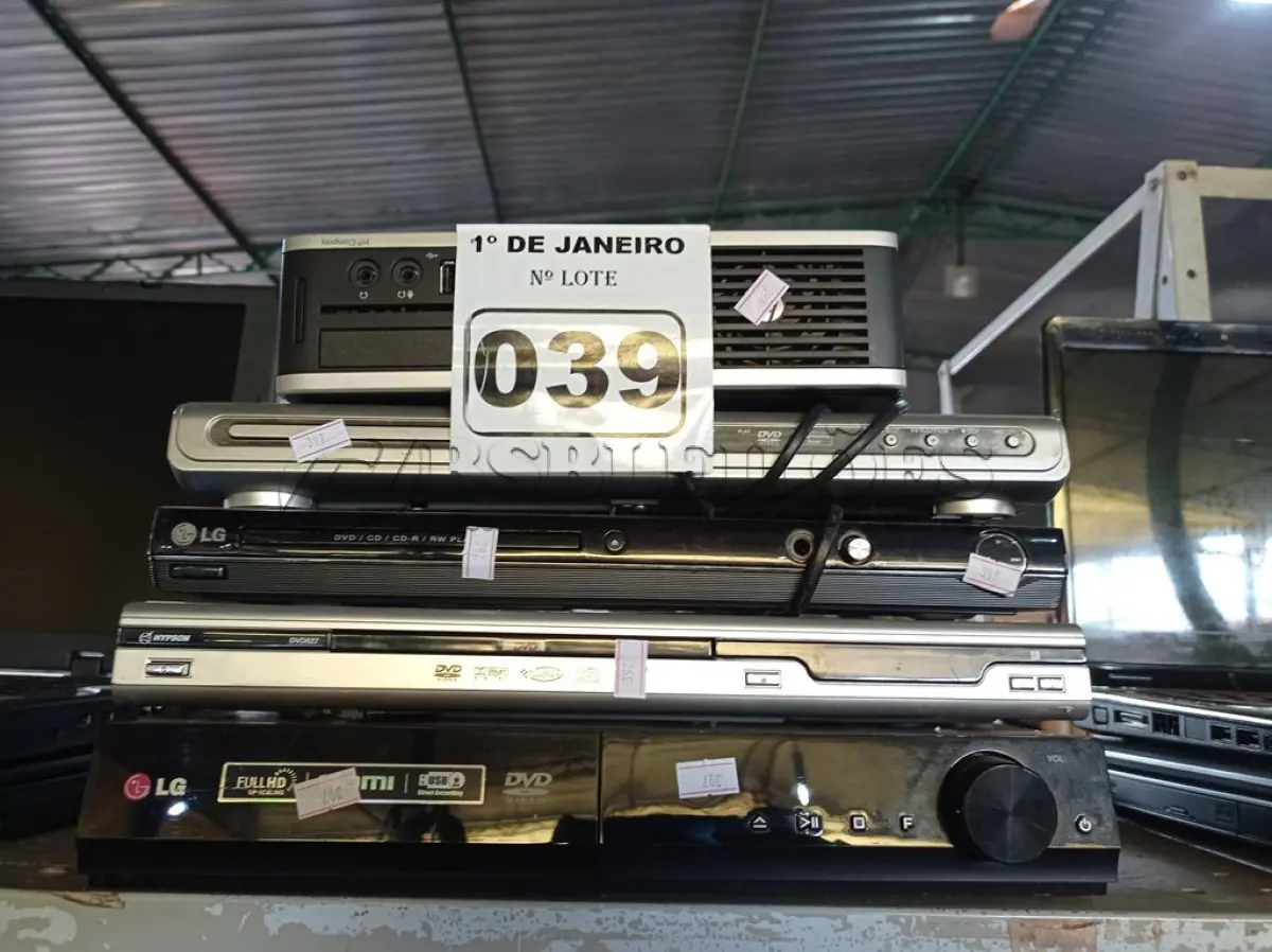 LOTE 039 - 01 MINI CPU E 04 APARELHOS DE DVD MARCAS E MODELOS DIVERSOS. (NO ESTADO) ATENÇÃO! FAZER A VISITAÇÃO ANTES DE ARREMATAR, NÃO SABEMOS SE FUNCIONA. LEILÃO NÃO TEM GARANTIA E NEM DEVOLUÇÃO, SUJEITO A POSSÍVEIS AVARIAS VISÍVEIS/OCULTAS E/OU AUSÊNCIA DE COMPONENTES.