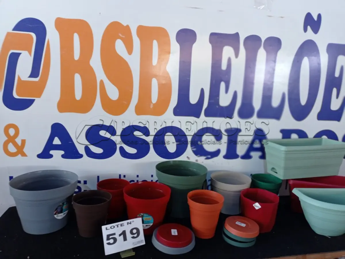 LOTE 519 - 12 – VASOS DE PLANTAS DIVERSOS (NO ESTADO, NÃO SABEMOS SE FUNCIONA. LEILÃO NÃO TEM GARANTIA E NEM DEVOLUÇÃO, SUJEITO A POSSÍVEIS AVARIAS VISÍVEIS/OCULTAS E/OU AUSÊNCIA DE COMPONENTES)