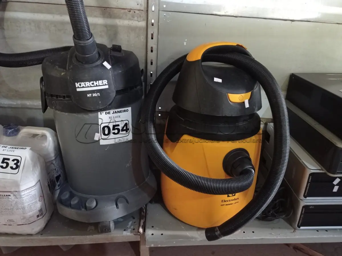 LOTE 054 - 02 ASPIRADORES DE PÓ MARCAS E MODELOS DIVERSOS. (NO ESTADO) ATENÇÃO! FAZER A VISITAÇÃO ANTES DE ARREMATAR, NÃO SABEMOS SE FUNCIONA. LEILÃO NÃO TEM GARANTIA E NEM DEVOLUÇÃO, SUJEITO A POSSÍVEIS AVARIAS VISÍVEIS/OCULTAS E/OU AUSÊNCIA DE COMPONENTES.