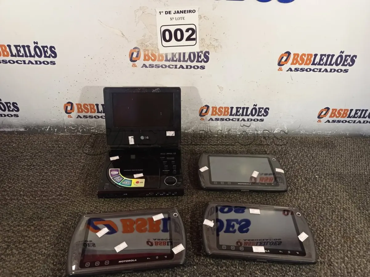 LOTE 002 - 03 TABLETS MOTOROLA E 01 DVD PORTÁTIL. (NO ESTADO) ATENÇÃO! FAZER A VISITAÇÃO ANTES DE ARREMATAR, NÃO SABEMOS SE FUNCIONA. LEILÃO NÃO TEM GARANTIA E NEM DEVOLUÇÃO, SUJEITO A POSSÍVEIS AVARIAS VISÍVEIS/OCULTAS E/OU AUSÊNCIA DE COMPONENTES.