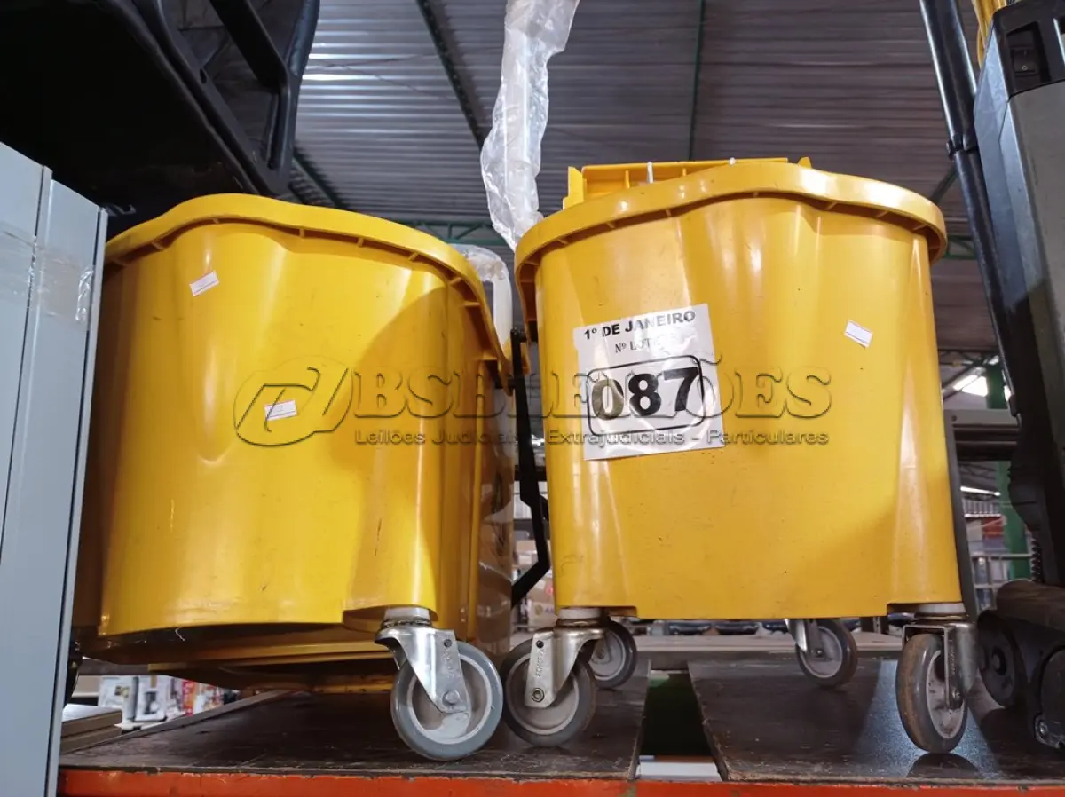 LOTE 087 - 02 CARRINHOS DE LIMPEZA. (NO ESTADO) ATENÇÃO! FAZER A VISITAÇÃO ANTES DE ARREMATAR, NÃO SABEMOS SE FUNCIONA. LEILÃO NÃO TEM GARANTIA E NEM DEVOLUÇÃO, SUJEITO A POSSÍVEIS AVARIAS VISÍVEIS/OCULTAS E/OU AUSÊNCIA DE COMPONENTES.
